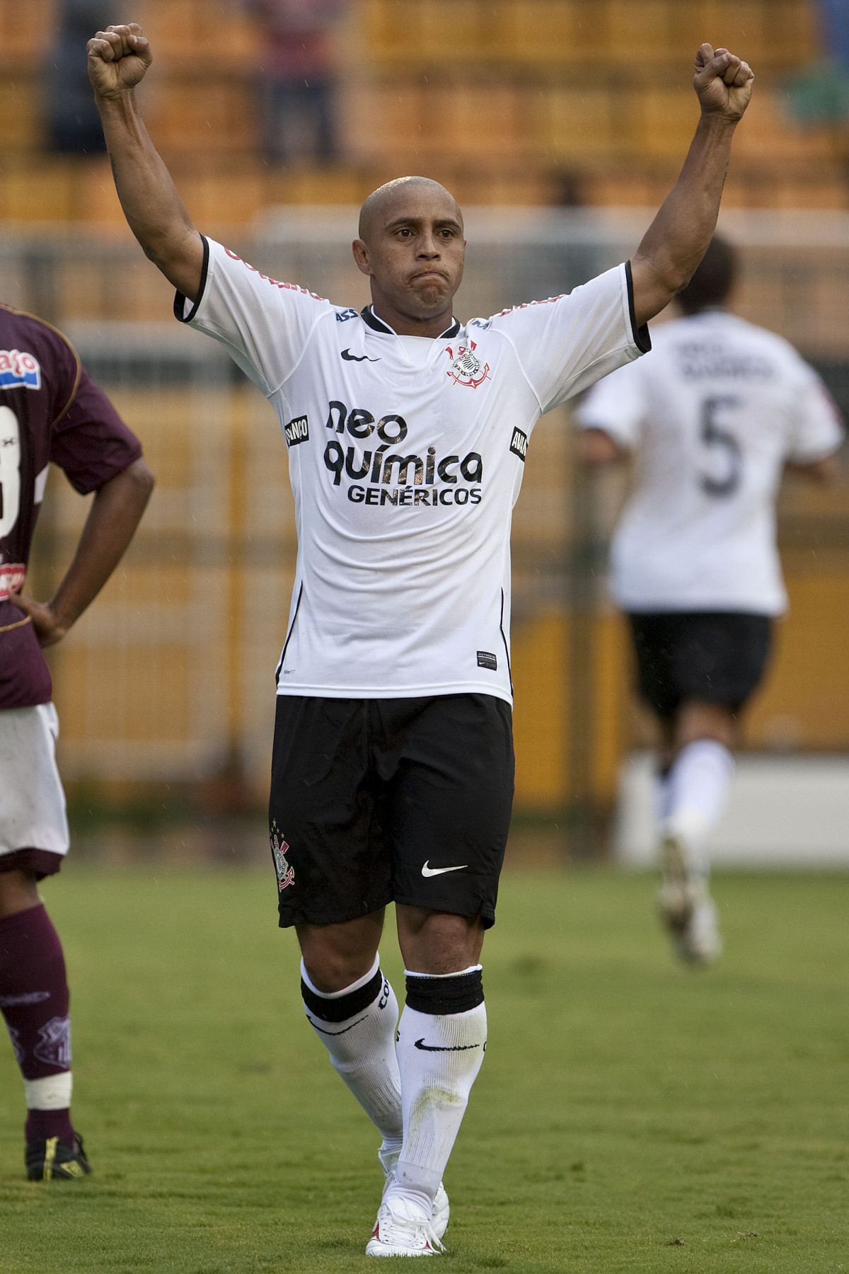 CORINTHIANS X SERTAOZINHO - Roberto Carlos comemora gol de Marcelo Mattos, passe seu em um lance da partida realizada esta tarde no estádio do Pacaembu, zona oeste da cidade, válida pela 7ª rodada do Campeonato Paulista 2010