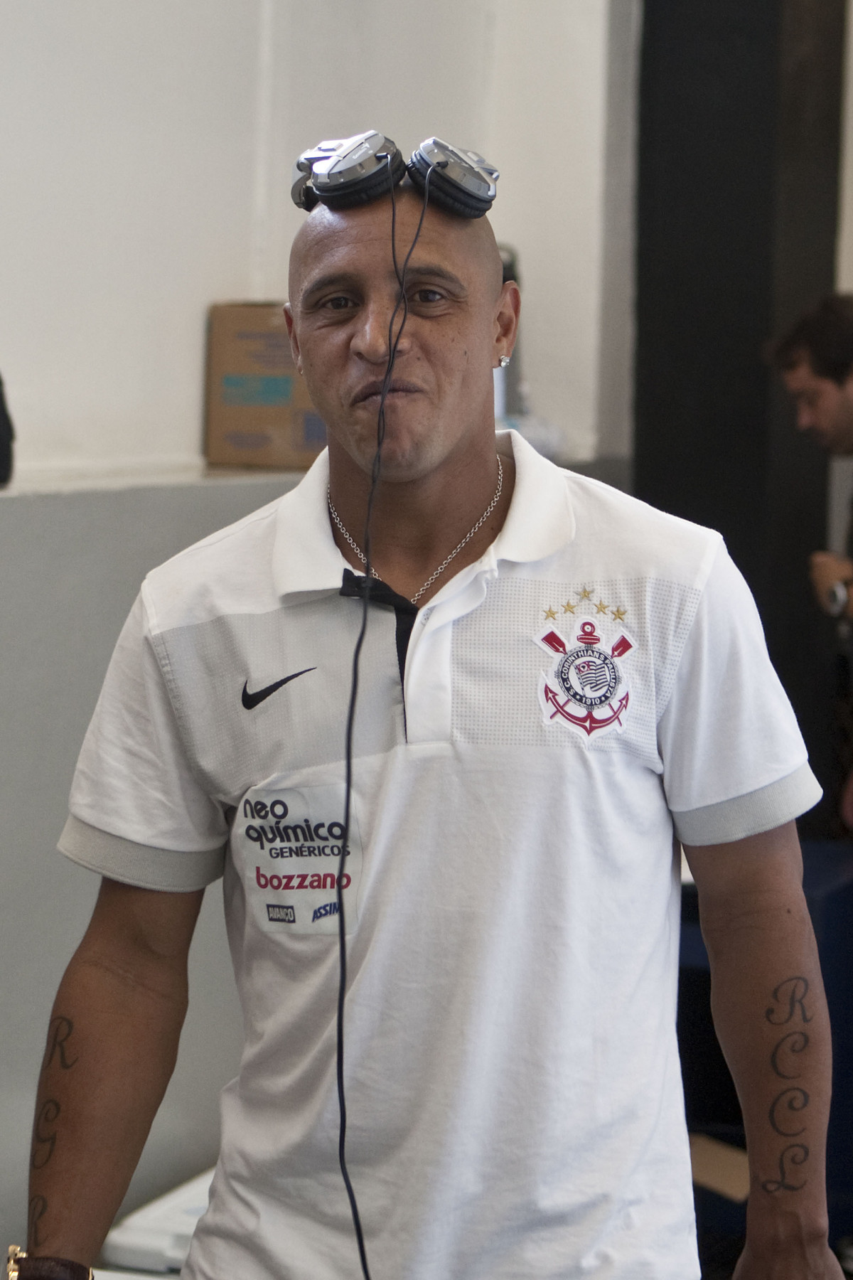 CORINTHIANS X SERTAOZINHO - Roberto Carlos nos vestiários antes da partida realizada esta tarde no estádio do Pacaembu, zona oeste da cidade, válida pela 7ª rodada do Campeonato Paulista 2010