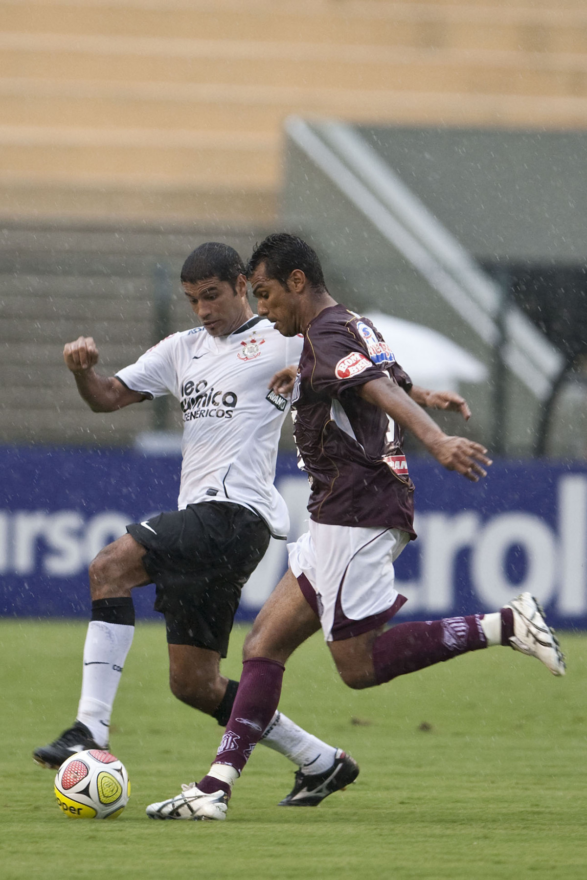 CORINTHIANS X SERTAOZINHO - William e Mendes em um lance da partida realizada esta tarde no estdio do Pacaembu, zona oeste da cidade, vlida pela 7 rodada do Campeonato Paulista 2010