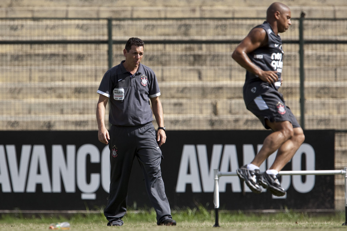 O preparador físico Antônio Carlos Bona e Roberto Carlos durante o