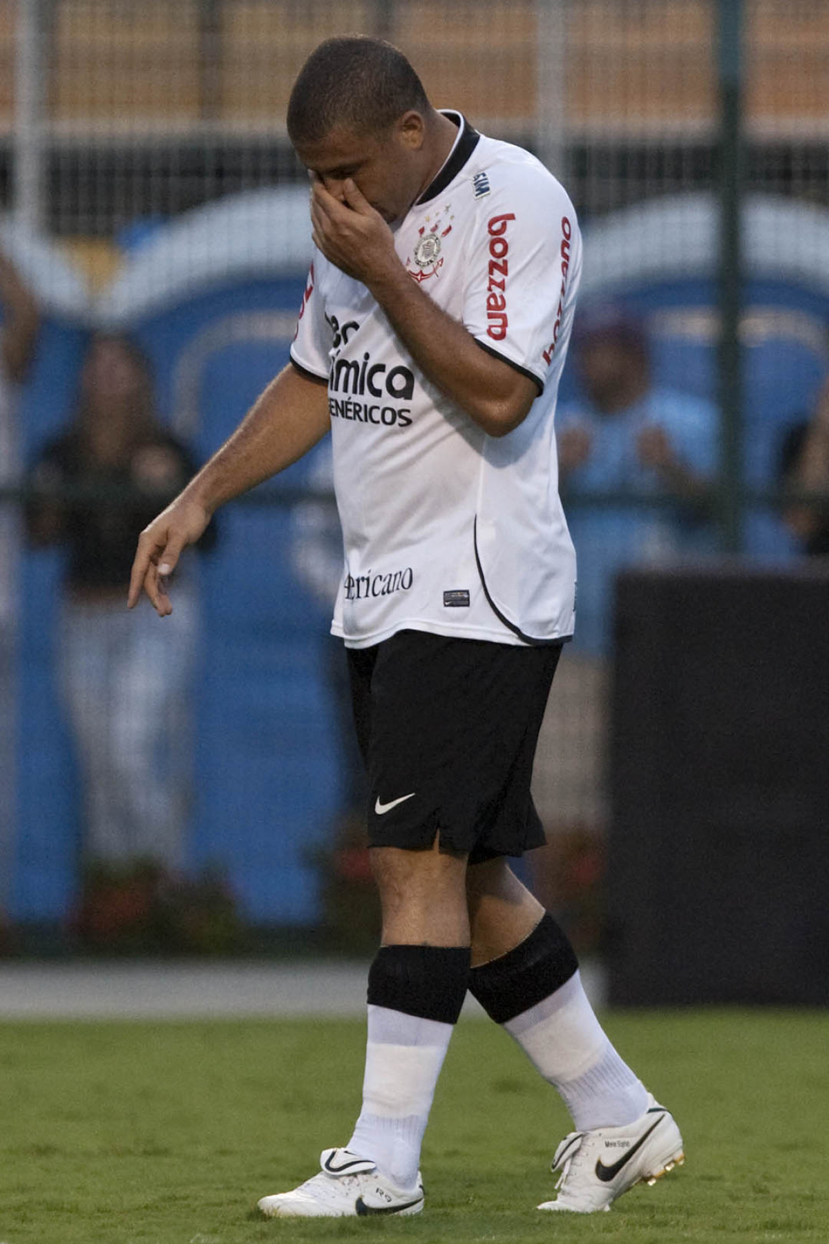 CORINTHIANS/SP X BOTAFOGO/RIBEIRAO PRETO - Ronaldo ao sair de campo em um lance da partida realizada esta tarde no estdio do Pacaembu, zona oeste da cidade, vlida pela 12 rodada do Campeonato Paulista 2010