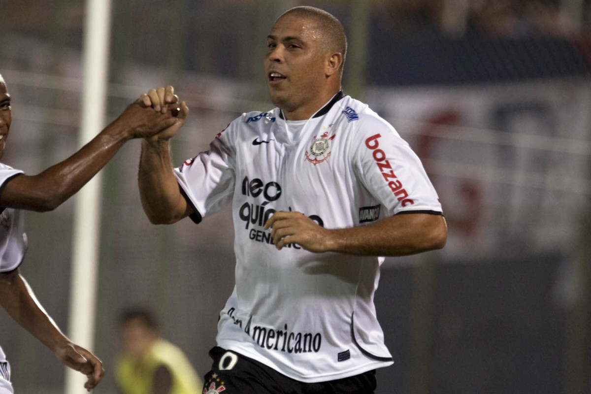 CERRO PORTENHO/PY X CORINTHIANS/BR - Ronaldo comemora seu gol em um lance da partida realizada esta noite no estádio Defensores del Chaco, em Asuncion, Paraguai, válida pela 3ª rodada da fase de classificação da Copa Libertadores da América 2010