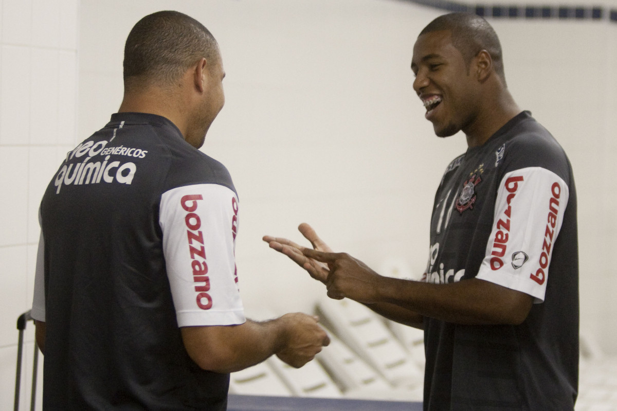 Jucilei, na foto com Ronaldo, fez sua estreia pelo Corinthians naquela partida