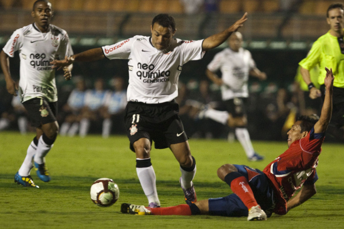 Iarley deixa Restrepo no chao durante partida entre Corinthians X Independiente de Medellin vlida pela Copa Santander Libertadores realizada no estdio do Pacaembu