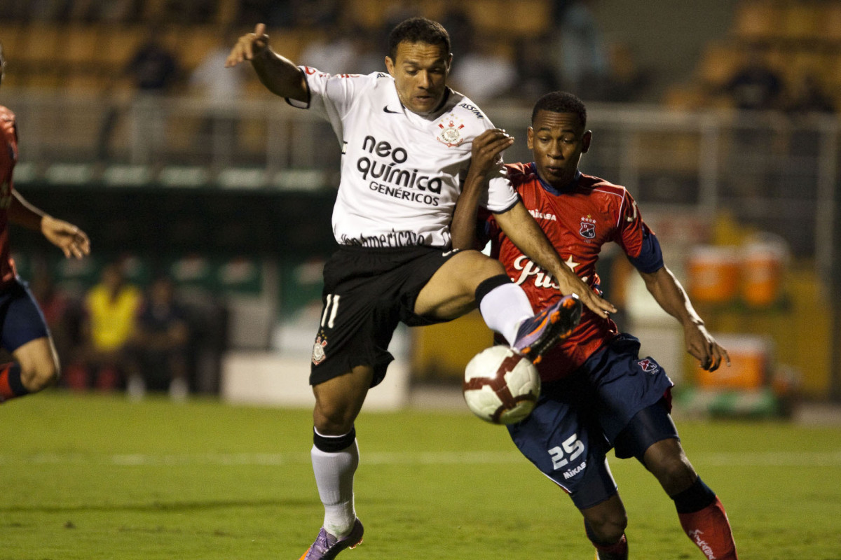 Iarley e Jimenez durante partida entre Corinthians X Independiente de Medellin vlida pela Copa Santander Libertadores realizada no estdio do Pacaembu