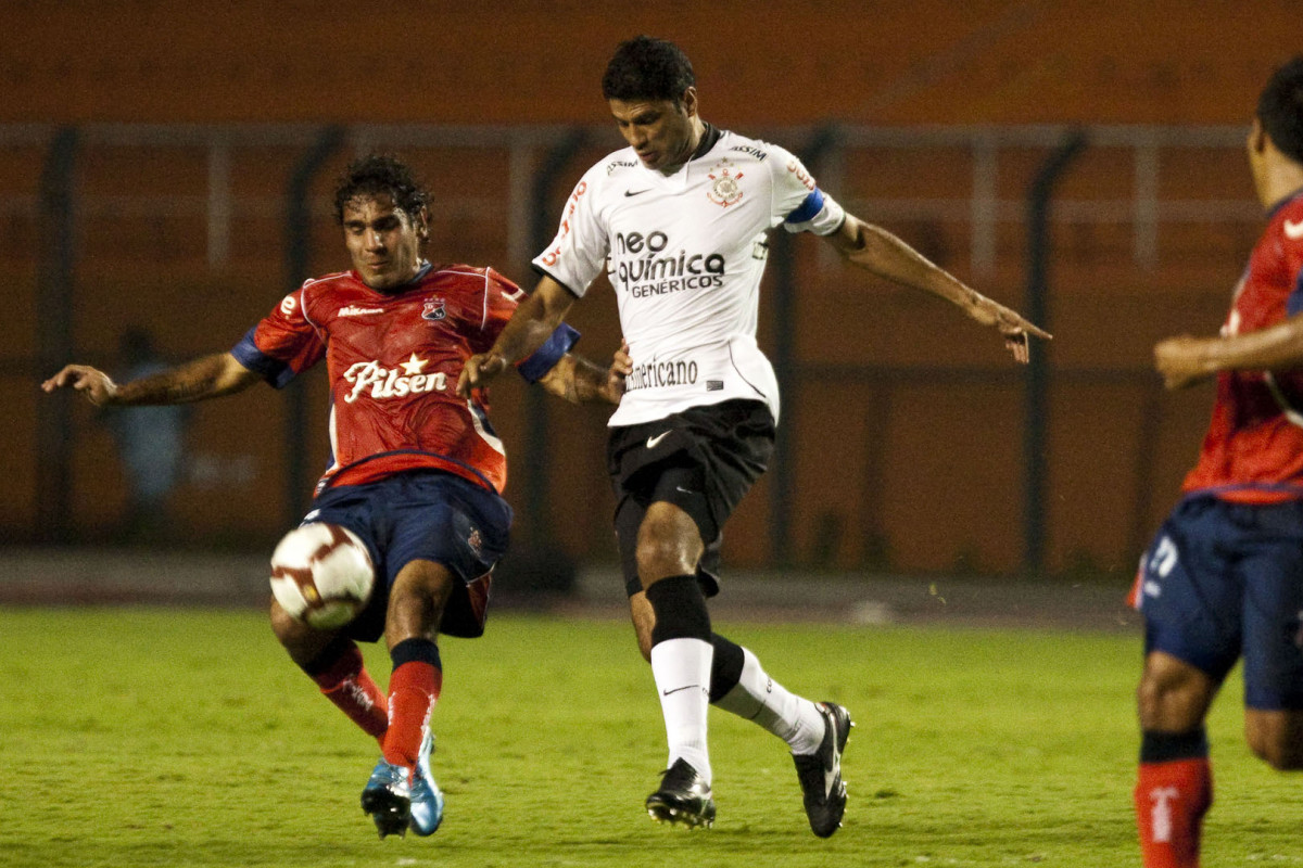 William e Gimenez durante partida entre Corinthians X Independiente de Medellin vlida pela Copa Santander Libertadores realizada no estdio do Pacaembu