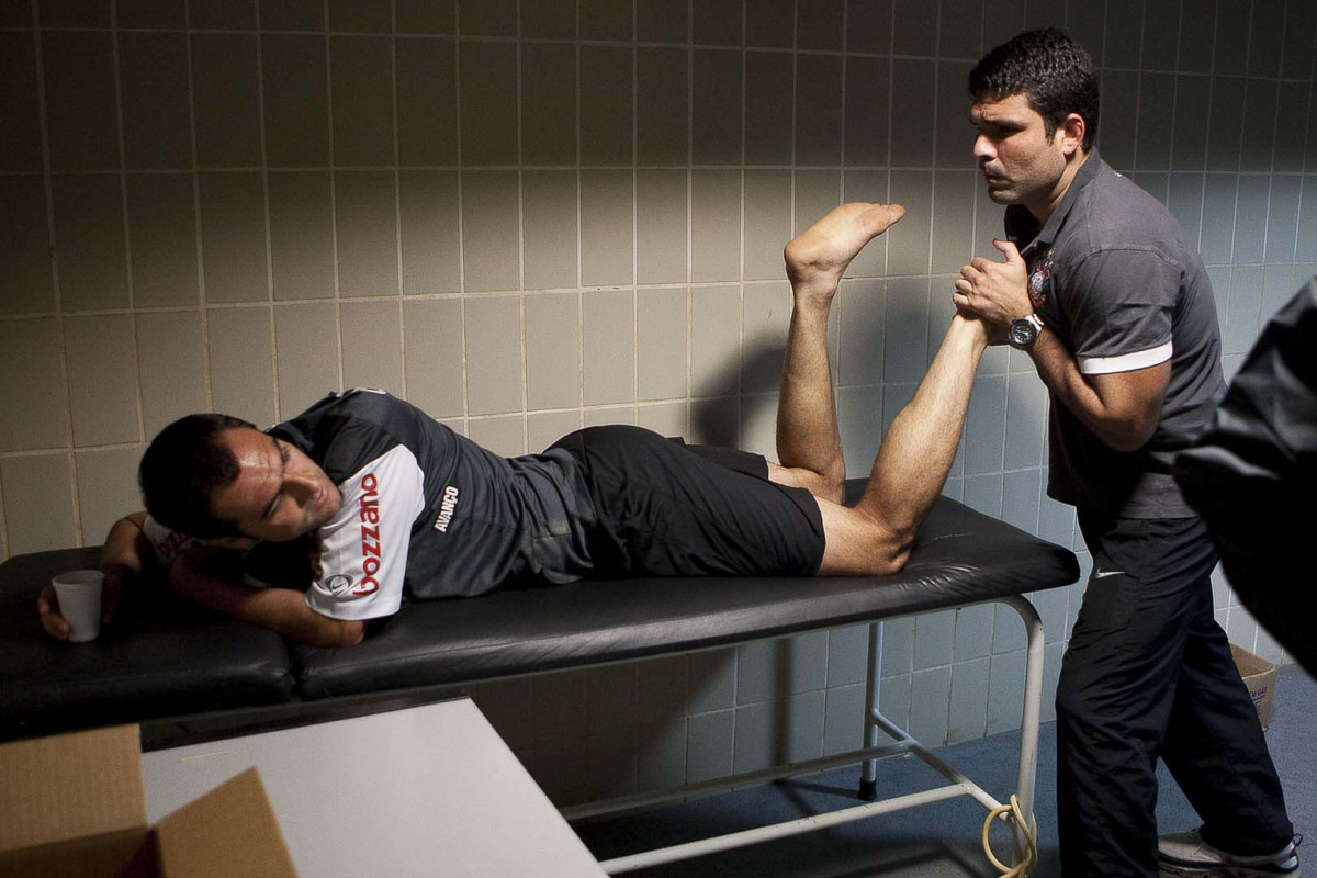 Danilo e o fisioterapeuta Bruno Mazziotti nos vestirios antes da partida entre Flamengo x Corinthians vlida pela Copa Santander Libertadores realizada no estdio do Maracan