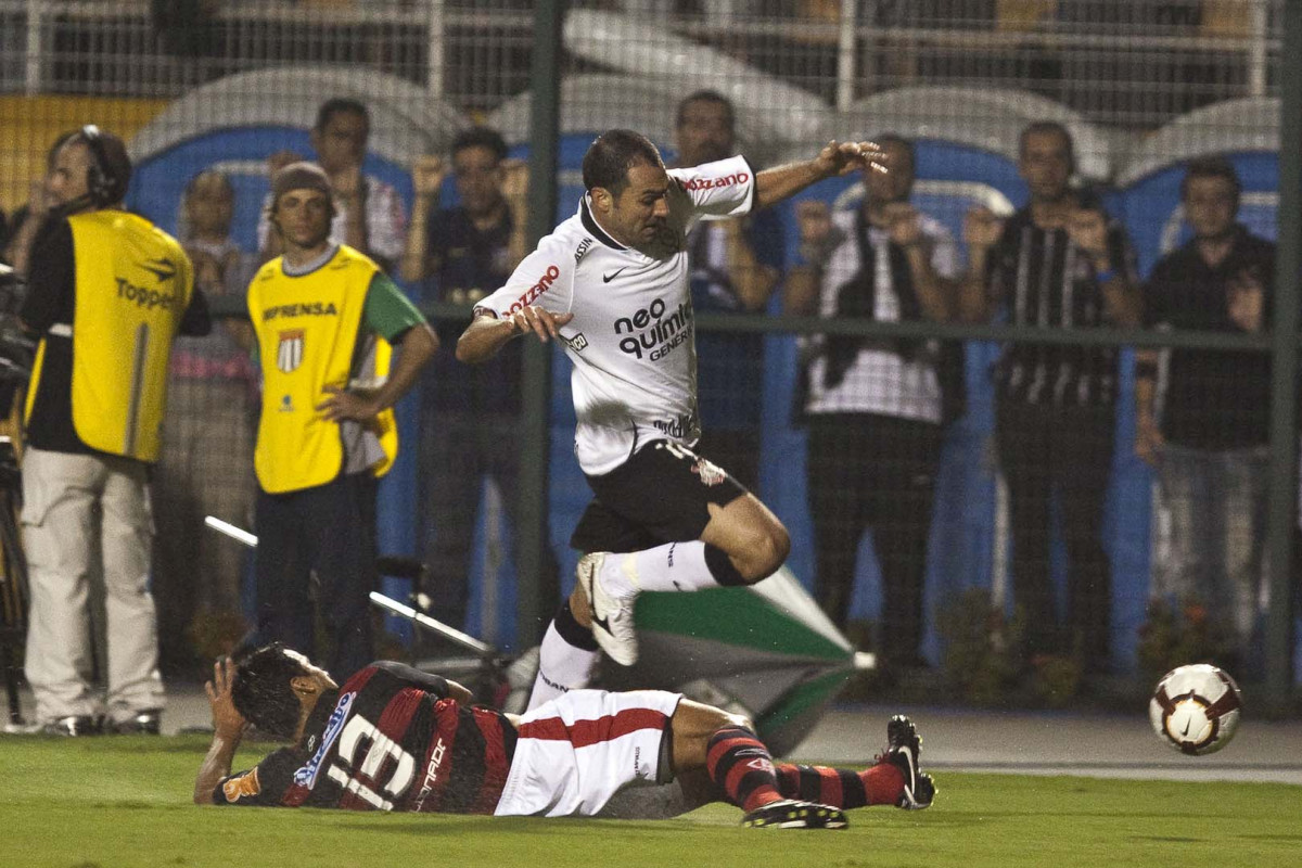 Danilo e Maldonado durante partida entre Corinthians x Flamengo vlida pela Copa Santander Libertadores realizada no estdio do Pacaembu