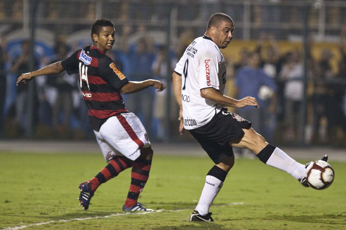 David faz gol contra com Ronald na jogada durante partida entre Corinthians x Flamengo vlida pela Copa Santander Libertadores realizada no estdio do Pacaembu