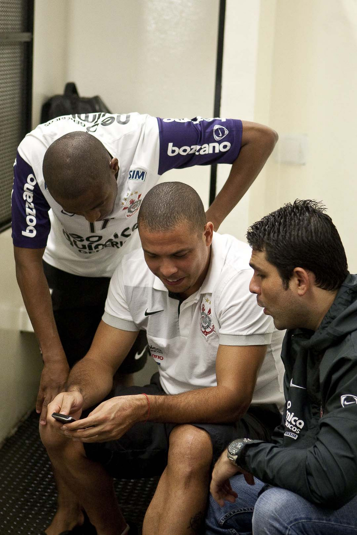 Elias; Ronaldo e o fisioterapeuta Bruno Mazziotti nos vestiários antes da partida entre Corinthians x Flamengo válida pela Copa Santander Libertadores realizada no estádio do Pacaembu
