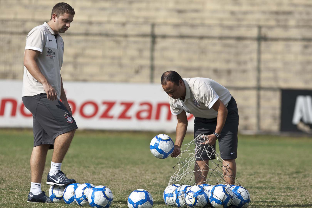 O auxiliar de preparao fisica Luis Claudio Lula da Silva e o novo preparador fsico Eduardo Silva(d) durante o treino do Corinthians realizado esta manh no Parque So Jorge. O prximo jogo do time ser amanh, domingo, dia 09/05, no Pacaembu, contra o Atltico Paranaense, na abertura do Campeonato Brasileiro de 2010; So Paulo, Brasil