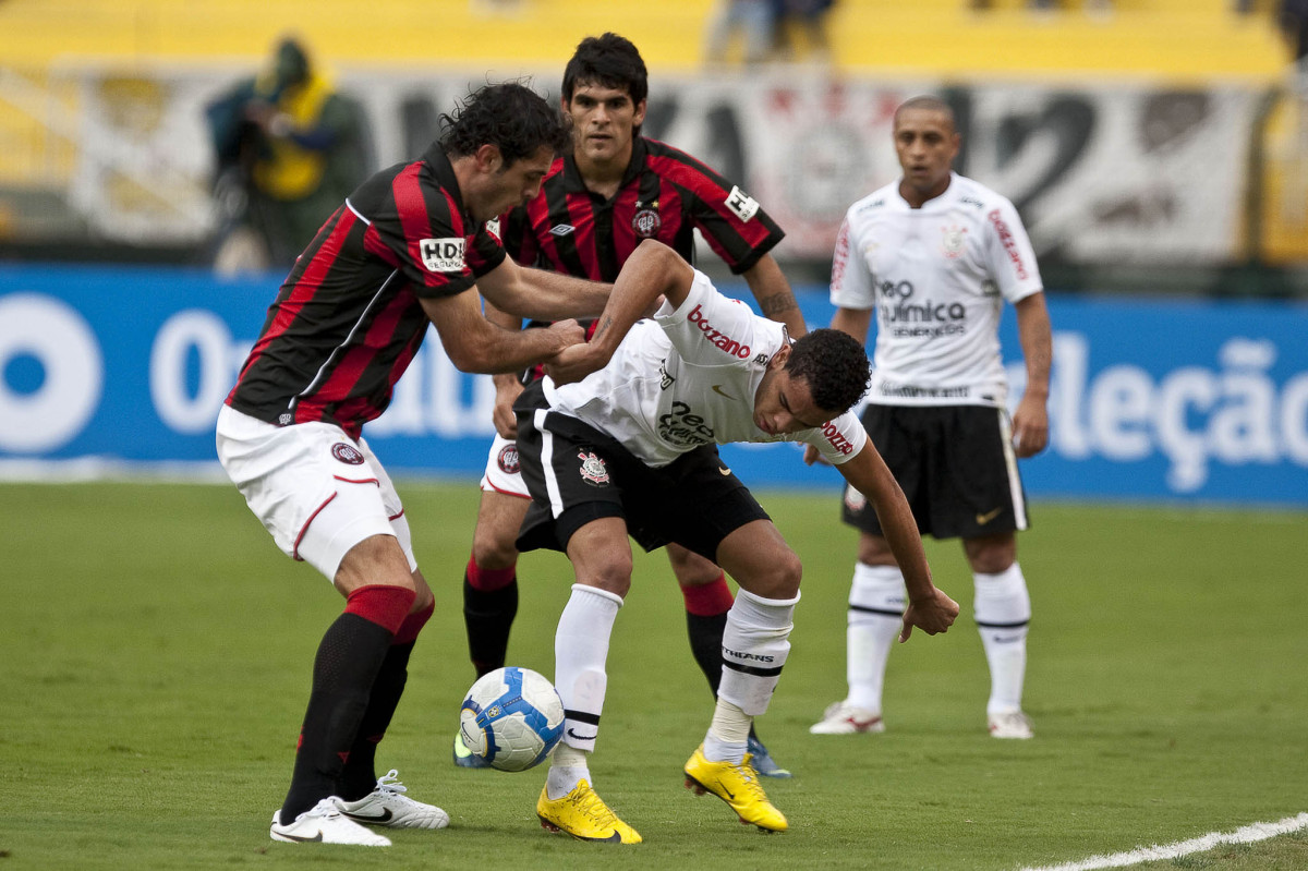 Rhodolfo e Dentinho durante partida entre Corinthians x Atltico-PR vlida pela 1 rodada do Campeonato Brasileiro 2010, realizada no estdio do Pacaembu