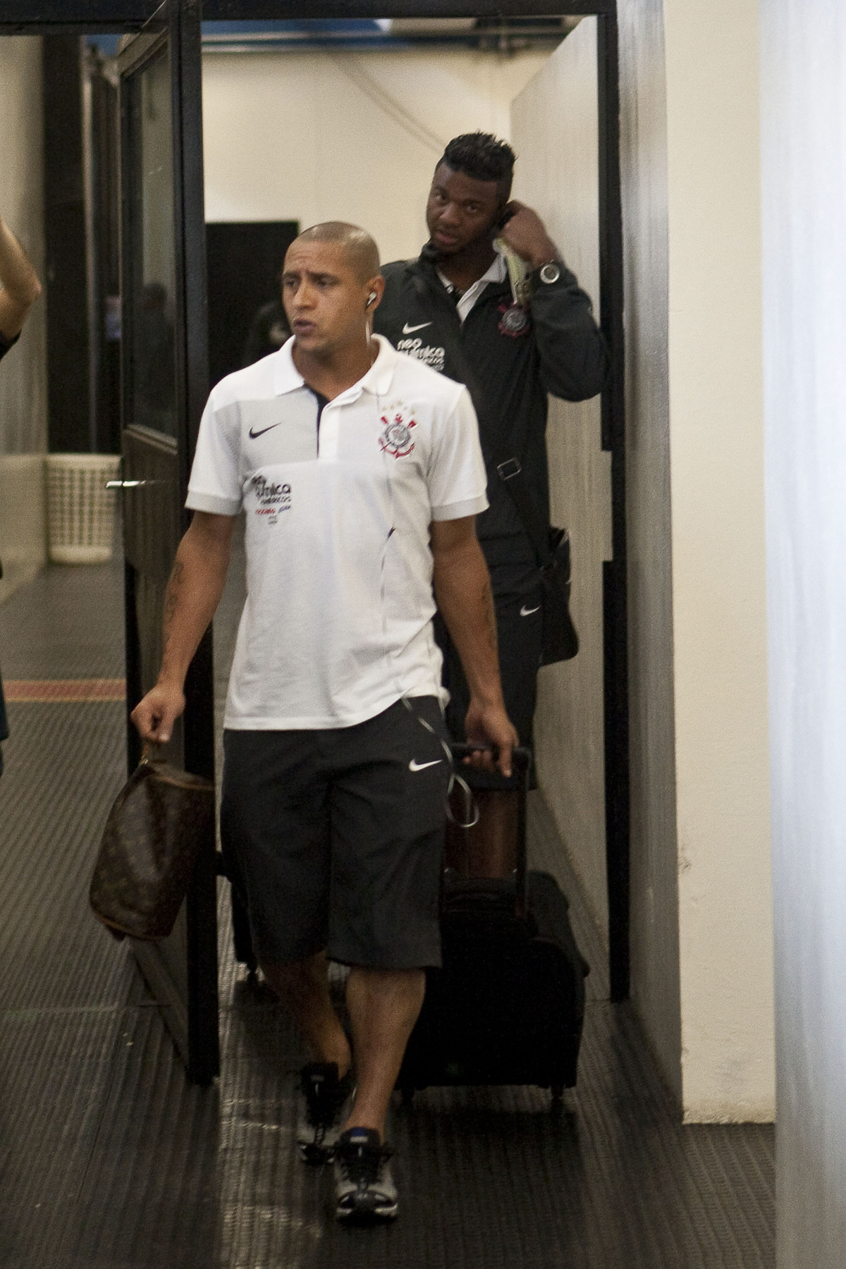 Roberto Carlos e Felipe chegam aos vestirios antes da partida entre Corinthians x Atltico-PR vlida pela 1 rodada do Campeonato Brasileiro 2010, realizada no estdio do Pacaembu