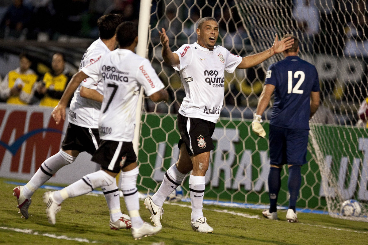 Ronaldo vibra com seu gol de penalti, o segundo do Corinthians durante partida entre Corinthians x Atltico-PR vlida pela 1 rodada do Campeonato Brasileiro 2010, realizada no estdio do Pacaembu