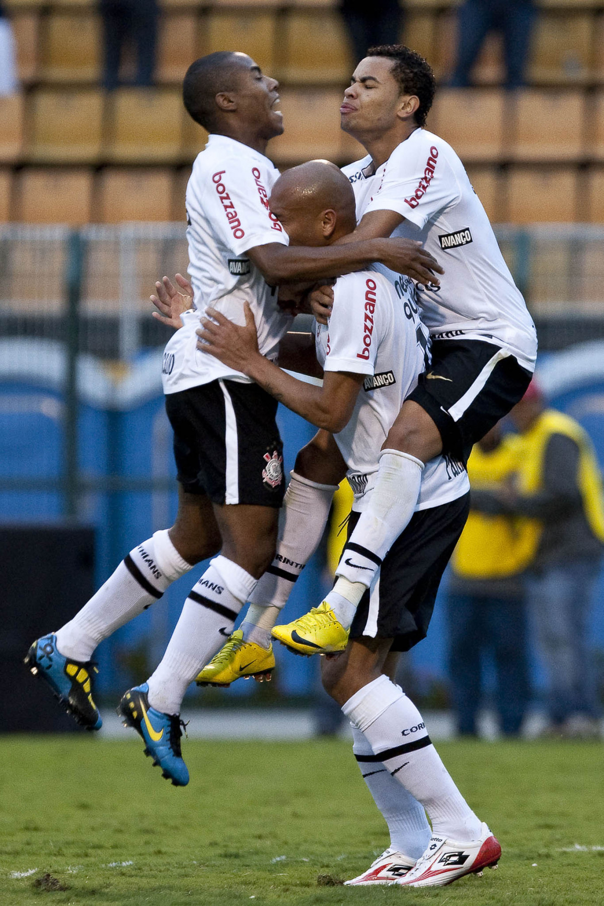 Souza que fez o primeiro gol do Corinthians, comemora com Elias e Dentinho durante partida entre Corinthians x Atltico-PR vlida pela 1 rodada do Campeonato Brasileiro 2010, realizada no estdio do Pacaembu