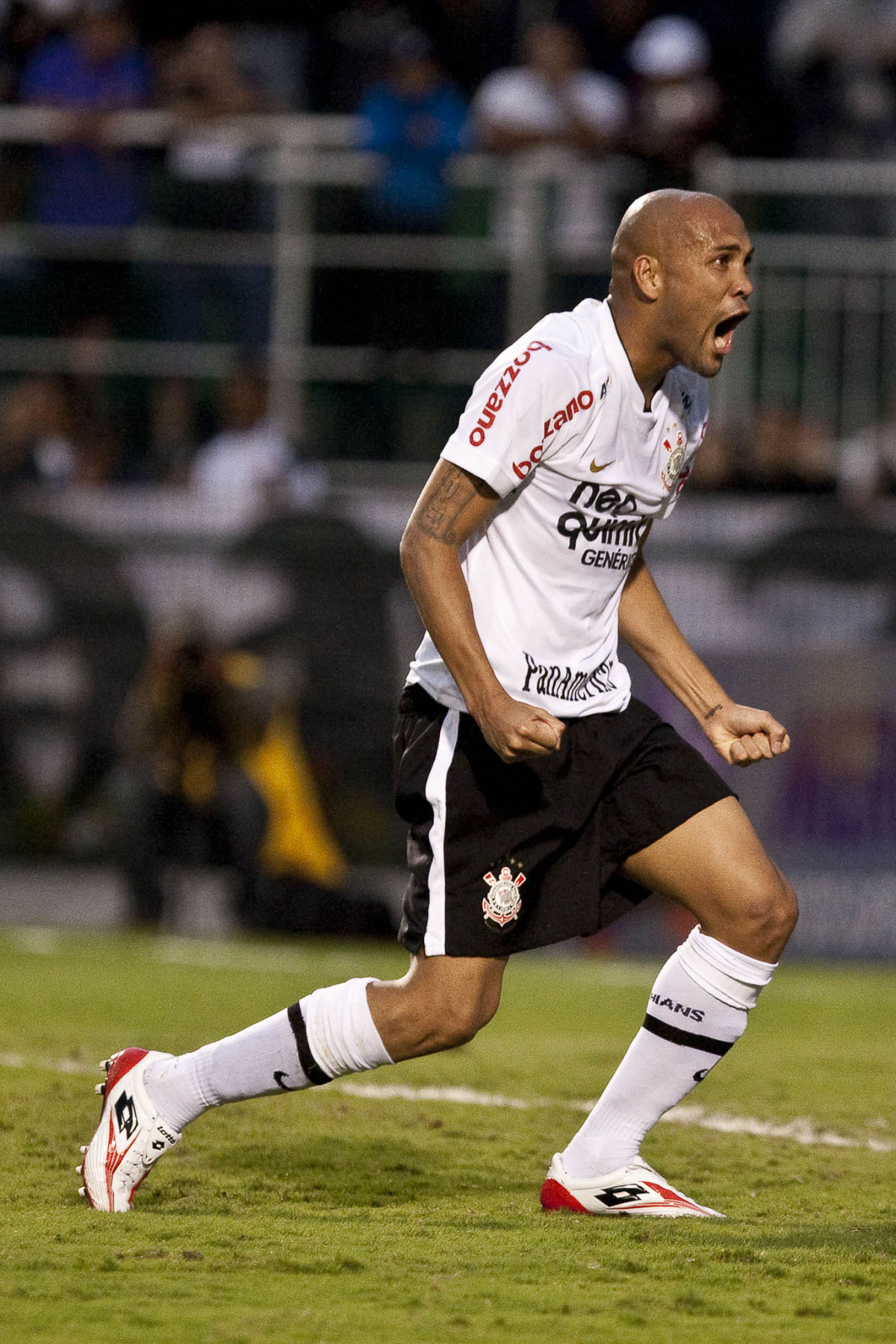 Souza vibra com a marcaca do penalti durante partida entre Corinthians x Atltico-PR vlida pela 1 rodada do Campeonato Brasileiro 2010, realizada no estdio do Pacaembu