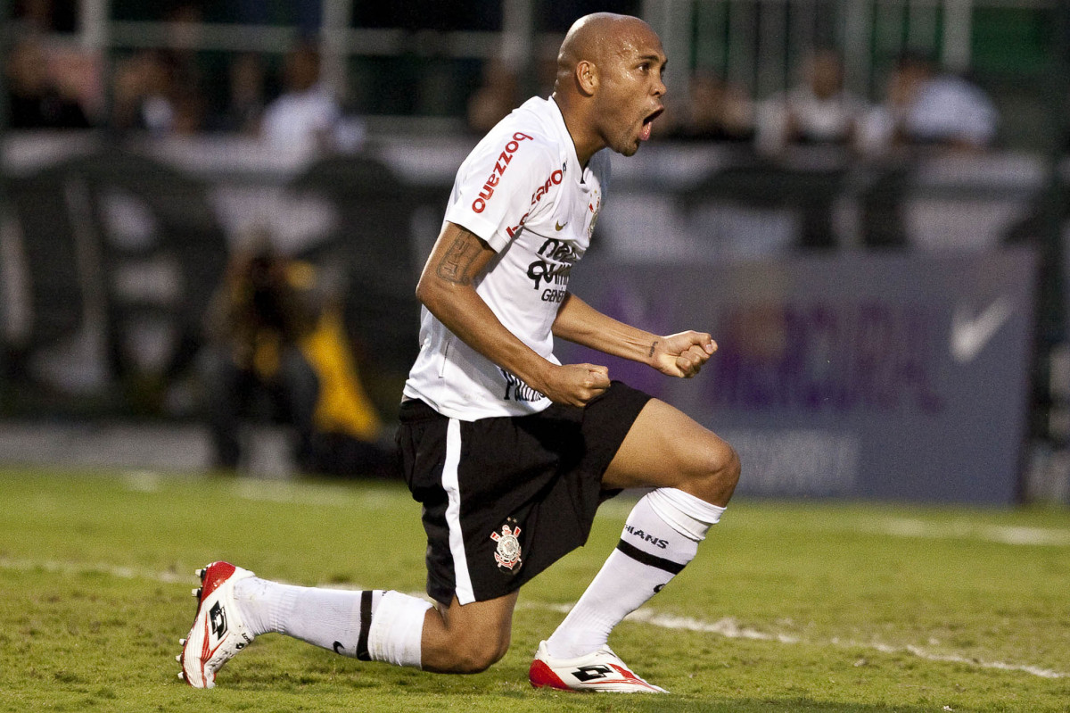Souza vibra com a marcacao do penalti durante partida entre Corinthians x Atltico-PR vlida pela 1 rodada do Campeonato Brasileiro 2010, realizada no estdio do Pacaembu