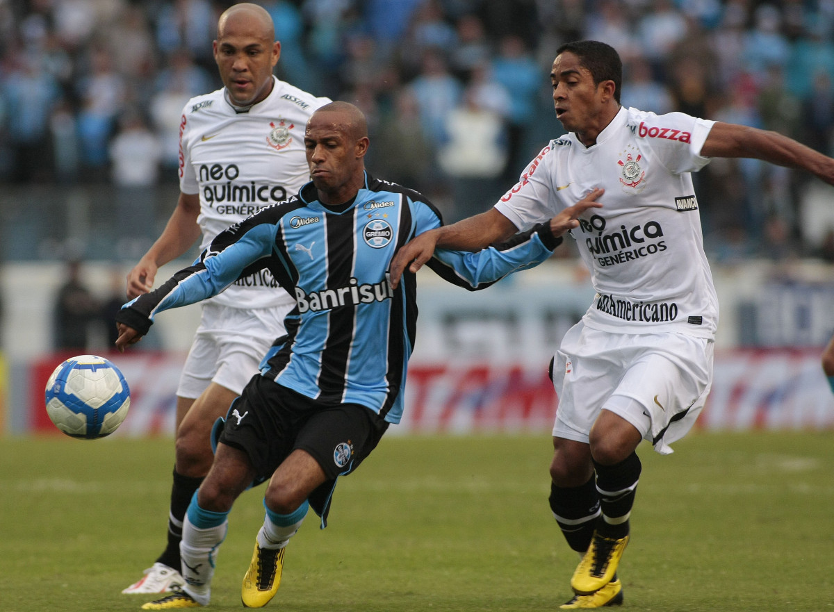 Jorge Henrique, do Corinthians,disputa a bola com o jogador Joilson do Grmio,em Partida vlida pelo campeonato brasileiro, no estdio Olmpico SP