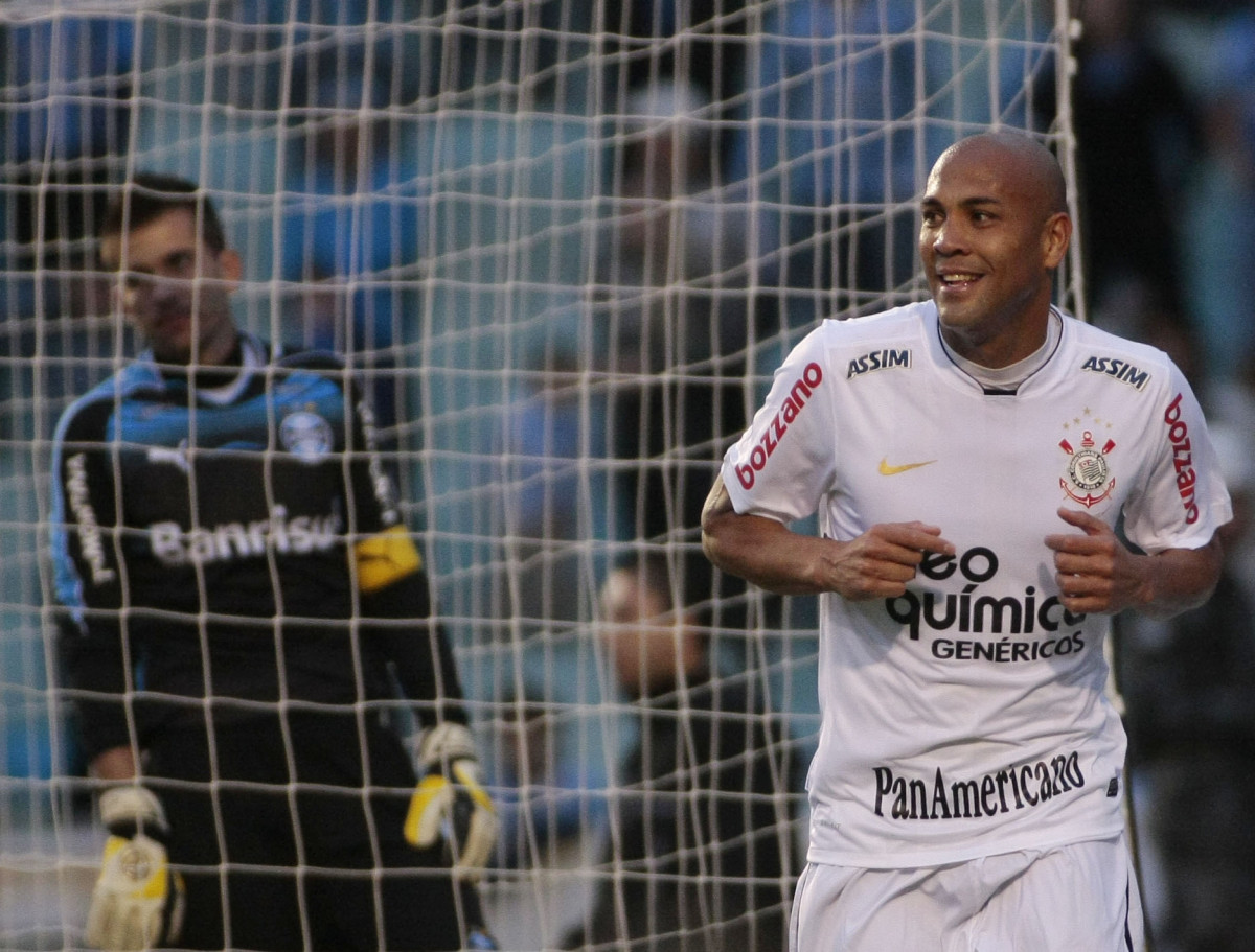 Sousa, do Corinthians,comemora aps marca gol contra a equipe do Grmio,em Partida vlida pelo campeonato brasileiro, no estdio Olmpico SP
