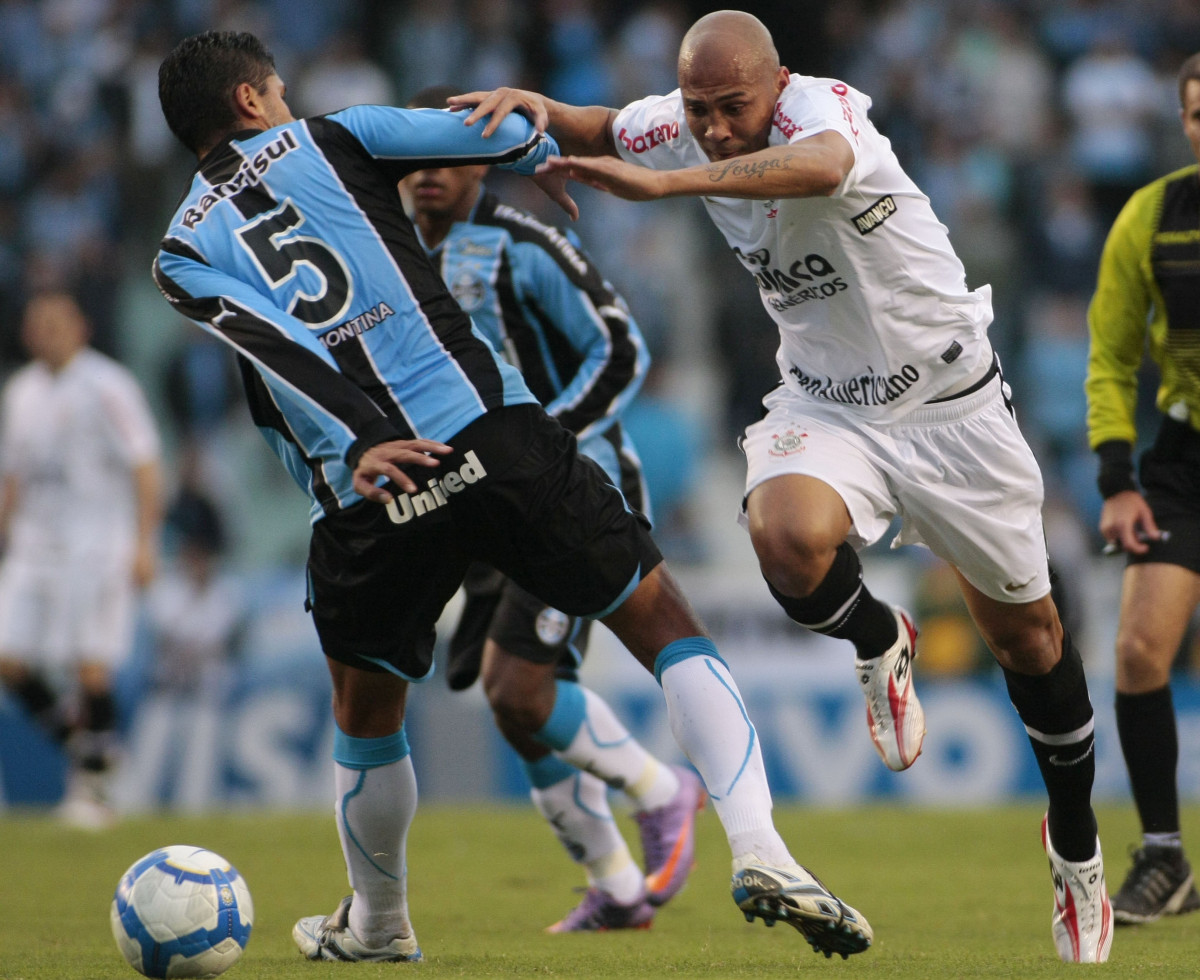 Sousa, do Corinthians,disputa a bola com o jogador Willian do Grmio,em Partida vlida pelo campeonato brasileiro, no estdio Olmpico