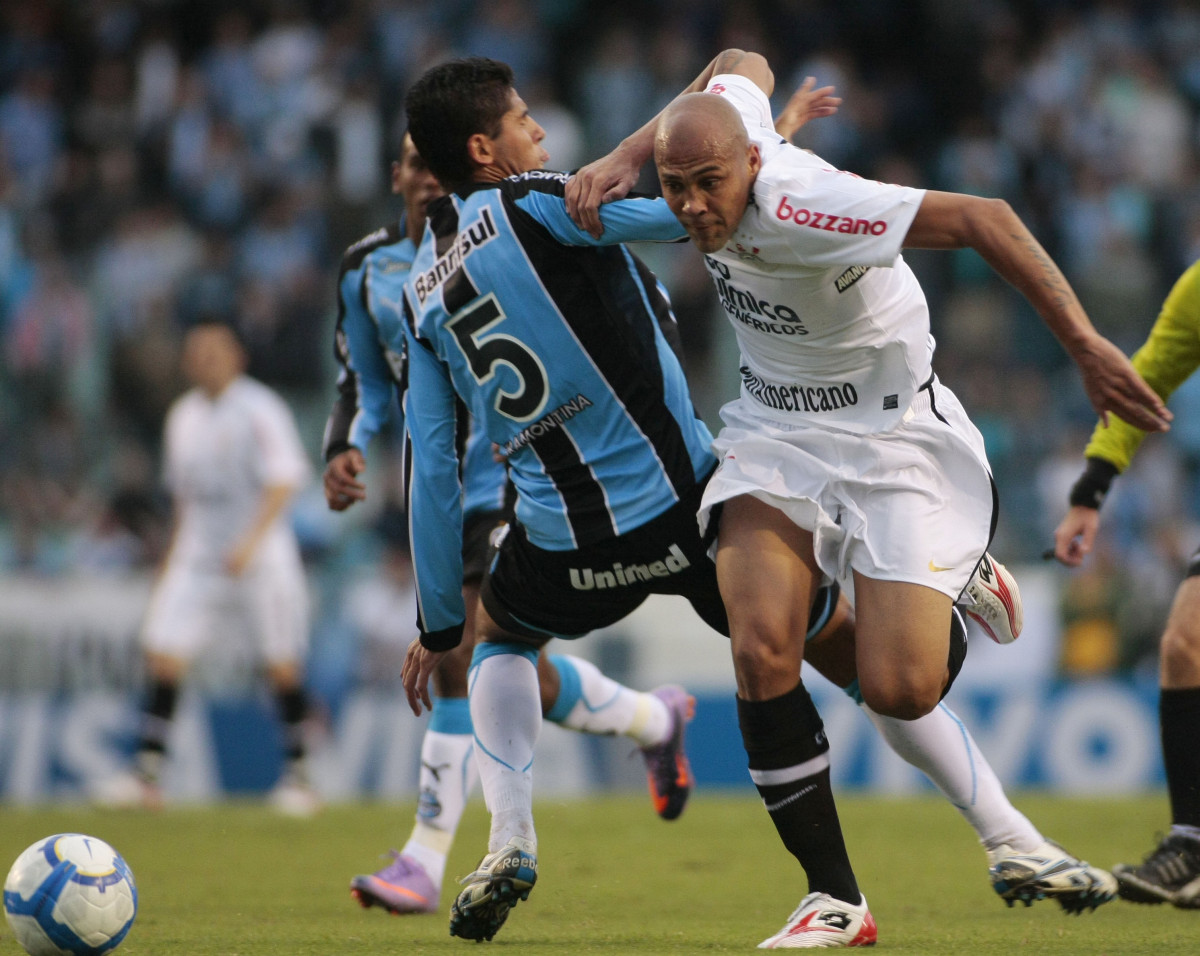 Sousa, do Corinthians,disputa a bola com o jogador Willian do Grmio,em Partida vlida pelo campeonato brasileiro, no estdio Olmpico SP