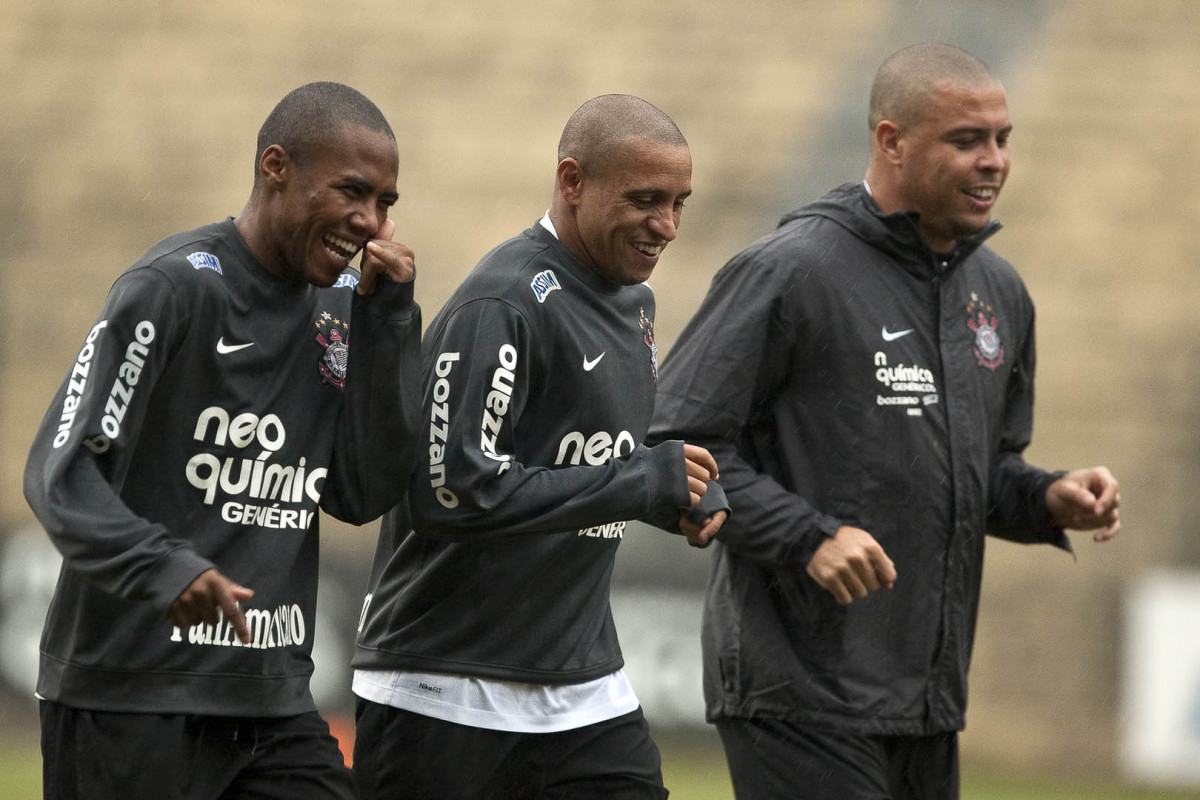 Elias, Roberto Carlos e Ronaldo durante treino do Corinthians no Parque So Jorge