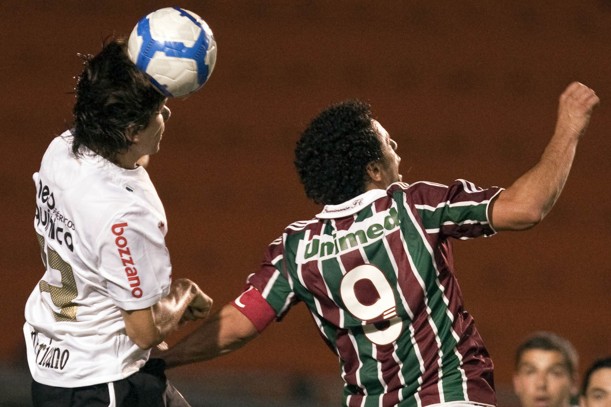 Bola amassada na cabeca de Paulo Andr com Fred durante partida entre Corinthians x Fluminense vlida pela 3 rodada do Campeonato Brasileiro 2010, realizada no estdio do Pacaembu