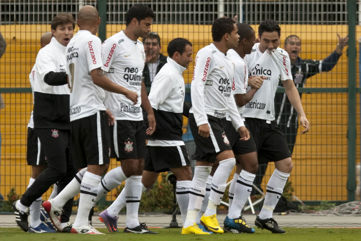 Chico(d) morde a camisa e comemora seu gol de falta durante partida entre Corinthians x Fluminense vlida pela 3 rodada do Campeonato Brasileiro 2010, realizada no estdio do Pacaembu