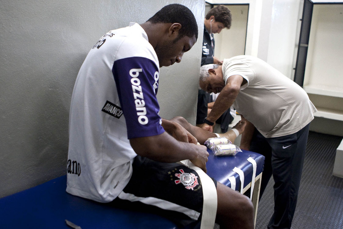 Jucilei e o massagista Cear nos vestirios antes da partida entre Corinthians x Fluminense vlida pela 3 rodada do Campeonato Brasileiro 2010, realizada no estdio do Pacaembu