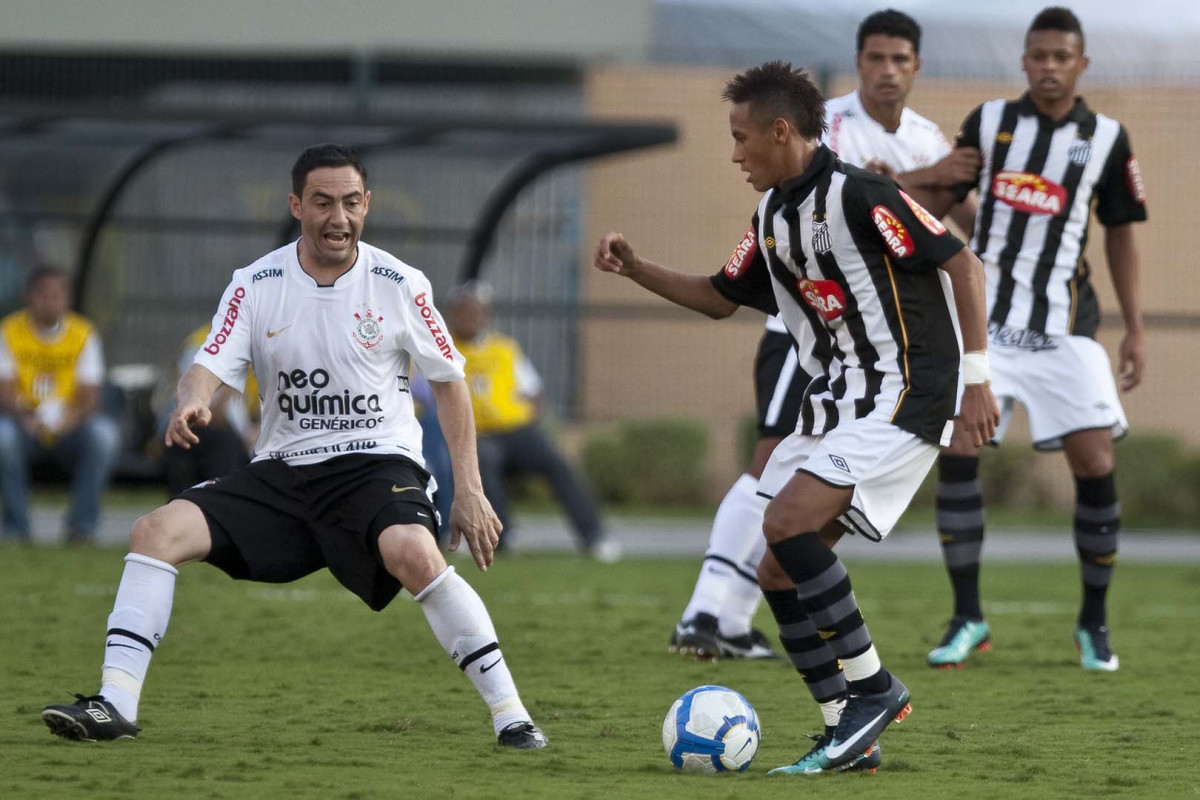 Chico e Nayemar durante partida entre Corinthians x Santos, vlida pela 5 rodada do Campeonato Brasileiro 2010, realizada no estdio do Pacaembu