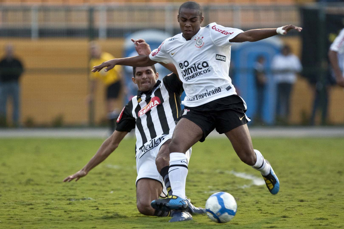 Durval e Elias durante partida entre Corinthians x Santos, vlida pela 5 rodada do Campeonato Brasileiro 2010, realizada no estdio do Pacaembu