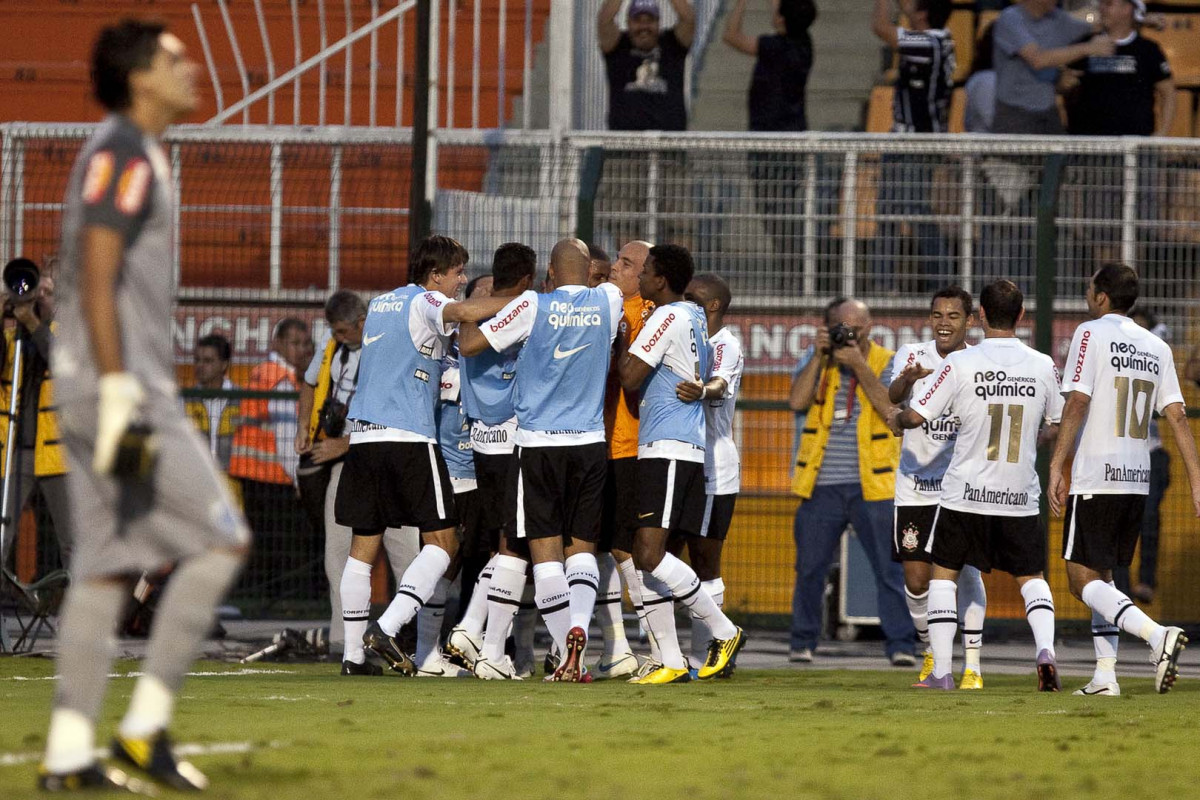 Jogadores comemora terceiro gol do Corinthians feito por Ralf durante partida entre Corinthians x Santos, vlida pela 5 rodada do Campeonato Brasileiro 2010, realizada no estdio do Pacaembu