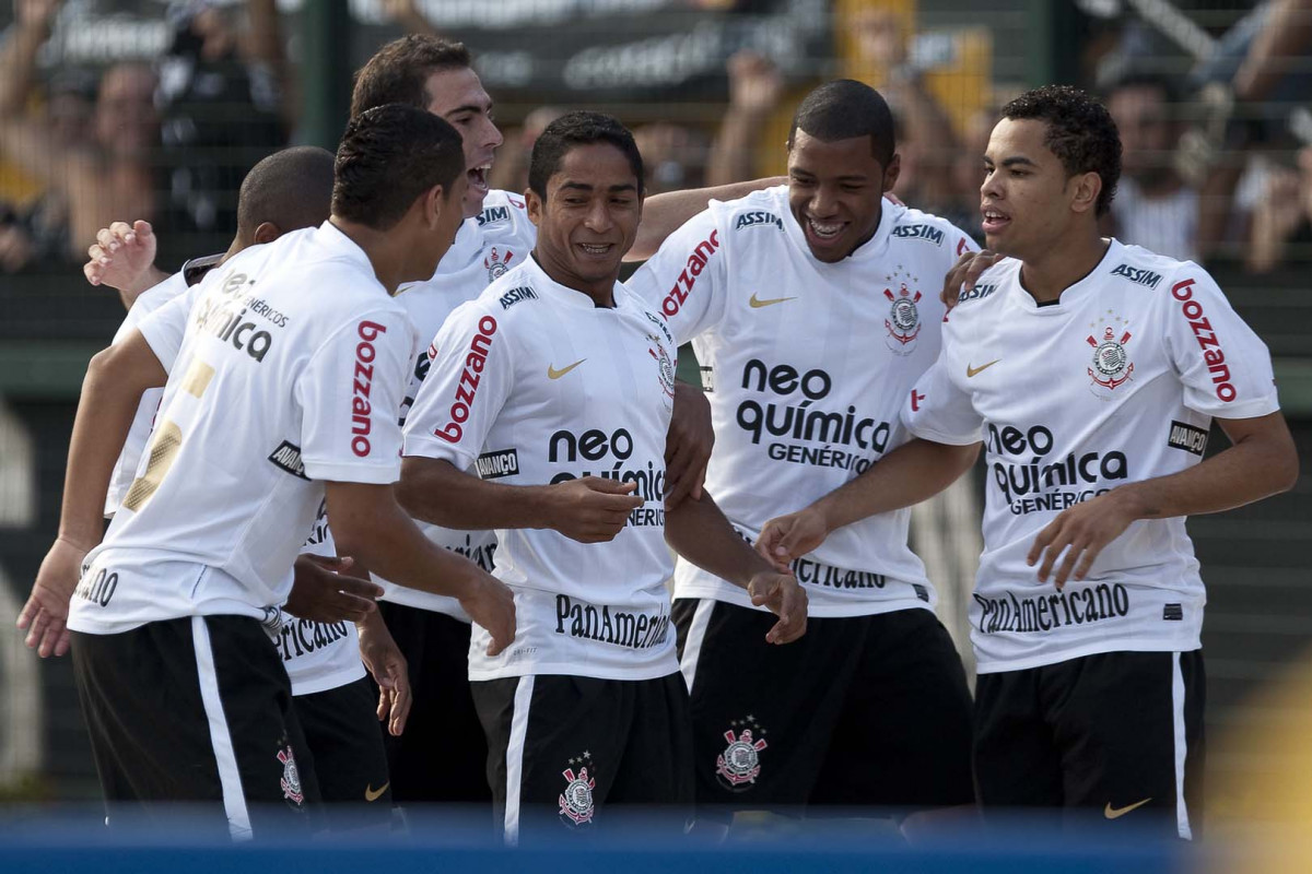 Jorge Henrique (c) comemora sseu gol com os jogadores durante partida entre Corinthians x Santos, vlida pela 5 rodada do Campeonato Brasileiro 2010, realizada no estdio do Pacaembu