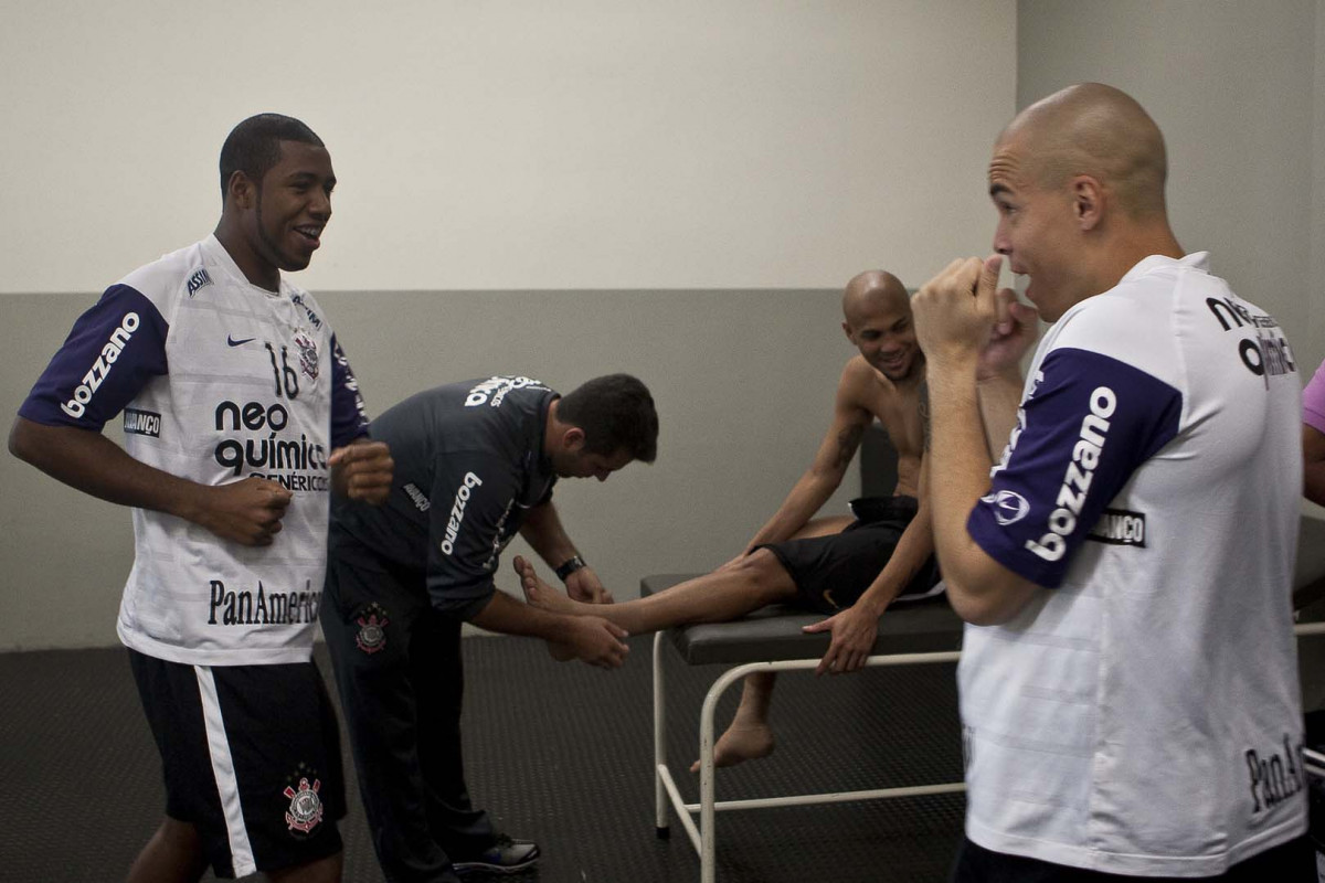 Jucilei brinca com Julio Cesar nos vestirios antes da partida entre Corinthians x Santos, vlida pela 5 rodada do Campeonato Brasileiro 2010, realizada no estdio do Pacaembu