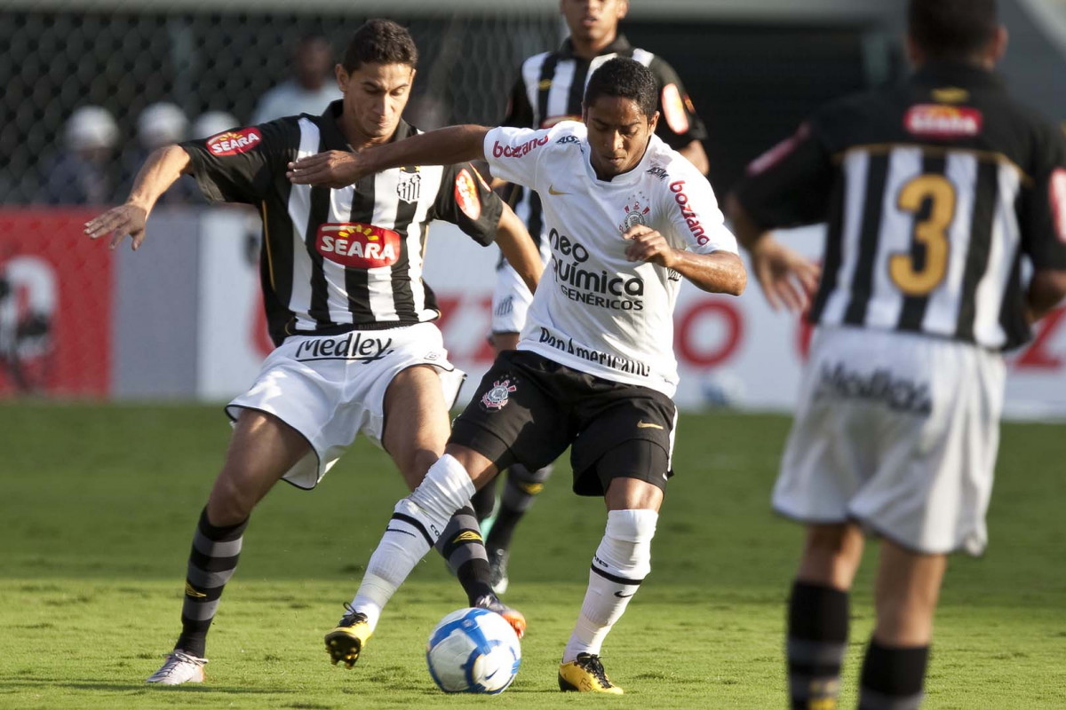 Paulo Henrique Ganso e Jorge Henrique durante partida entre Corinthians x Santos, vlida pela 5 rodada do Campeonato Brasileiro 2010, realizada no estdio do Pacaembu