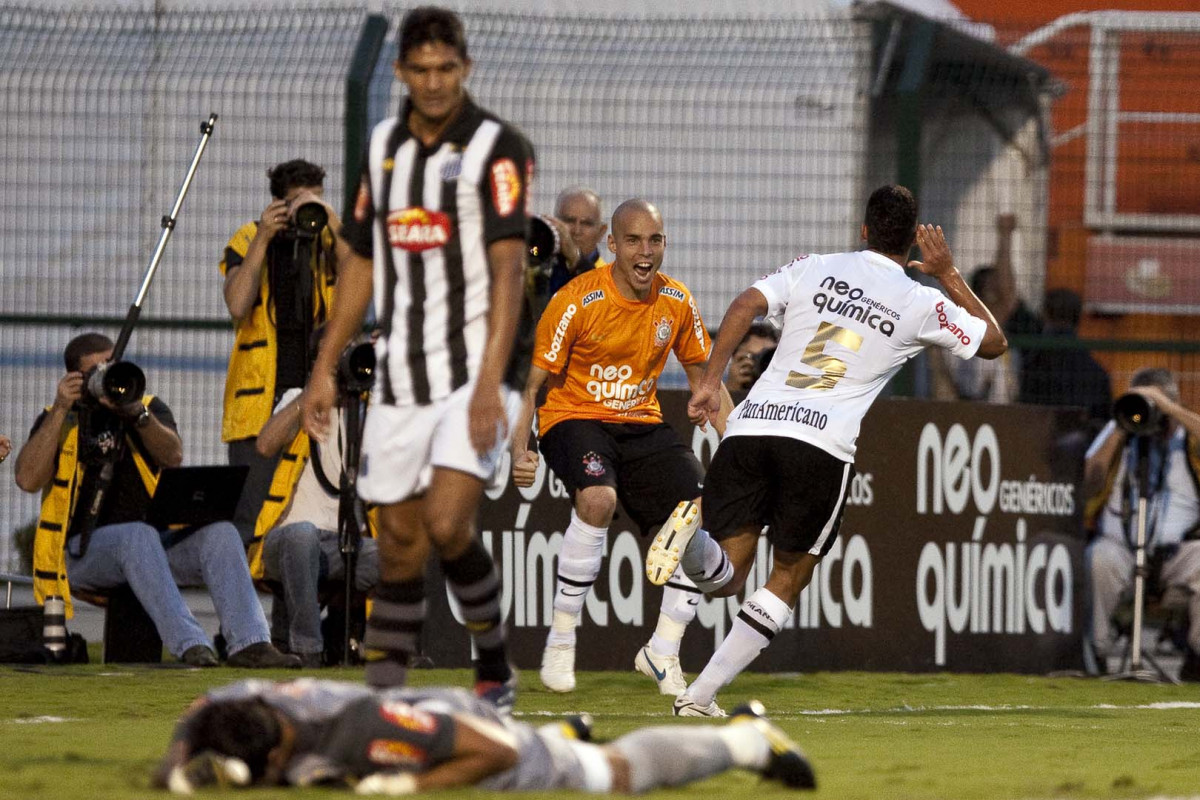 Ralf(5) comemora seu gol, o terceiro do Corinthians durante partida entre Corinthians x Santos, vlida pela 5 rodada do Campeonato Brasileiro 2010, realizada no estdio do Pacaembu