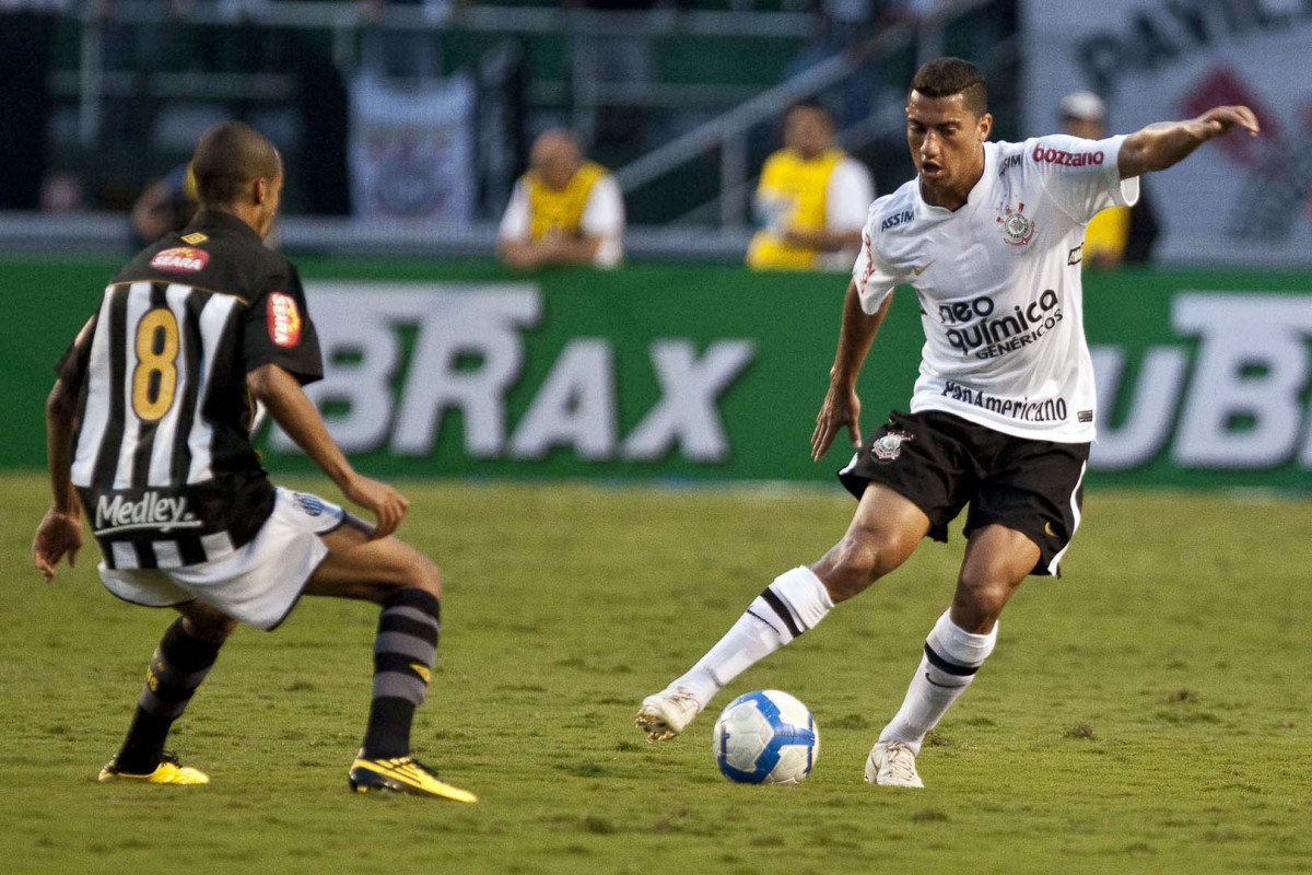 Wesley e Ralf durante partida entre Corinthians x Santos, vlida pela 5 rodada do Campeonato Brasileiro 2010, realizada no estdio do Pacaembu