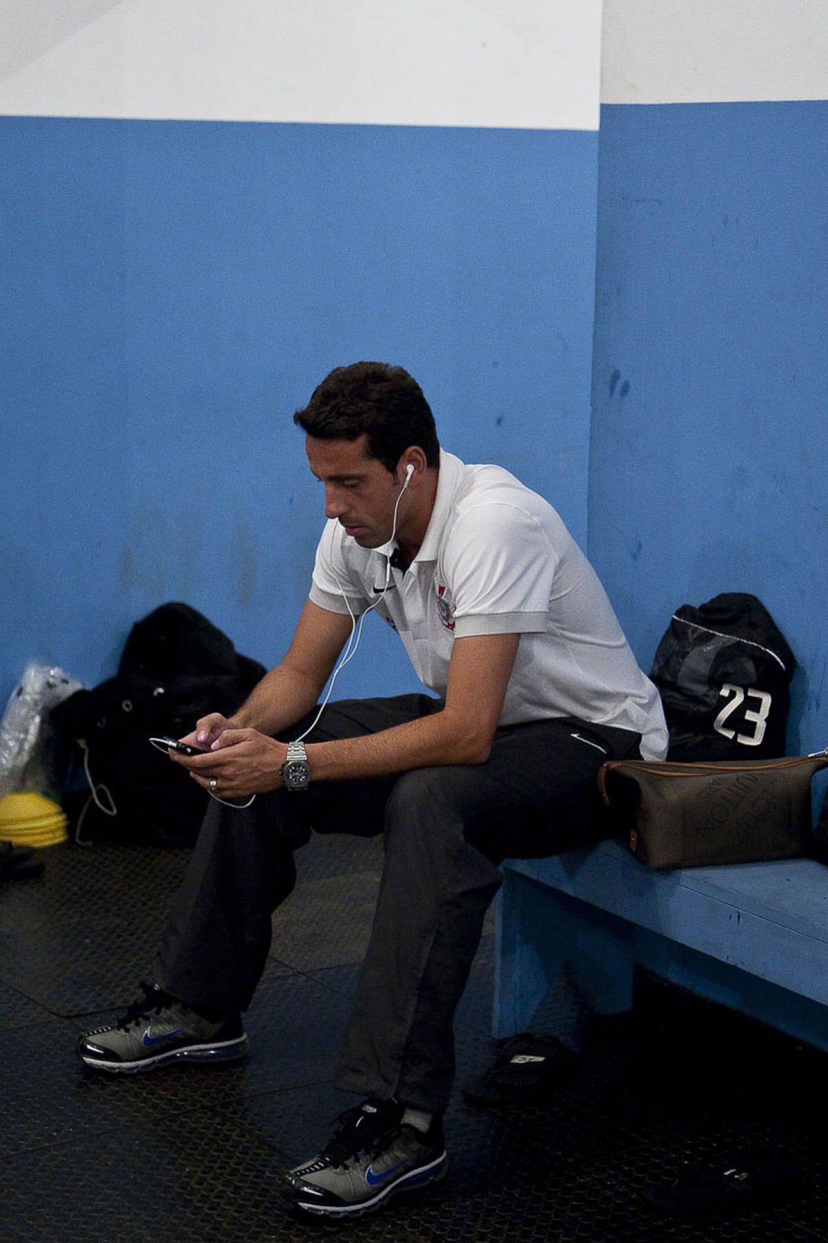 Edu Gaspar nos vestirios antes da partida entre Corinthians x Iraty/PR, torneio amistoso, realizada esta noite no estdio do Caf, em Londrina/Parana