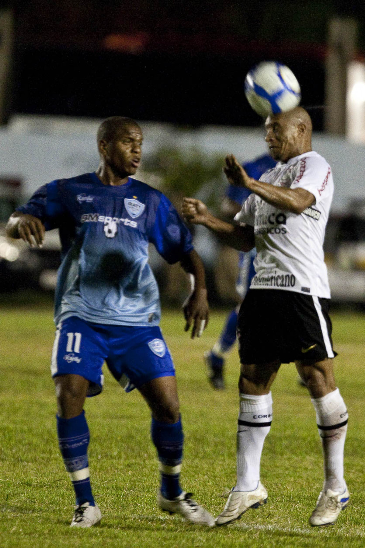 Eydison e Roberto Carlos durante partida entre Corinthians x Iraty/PR, torneio amistoso, realizada esta noite no estdio do Caf, em Londrina/Parana