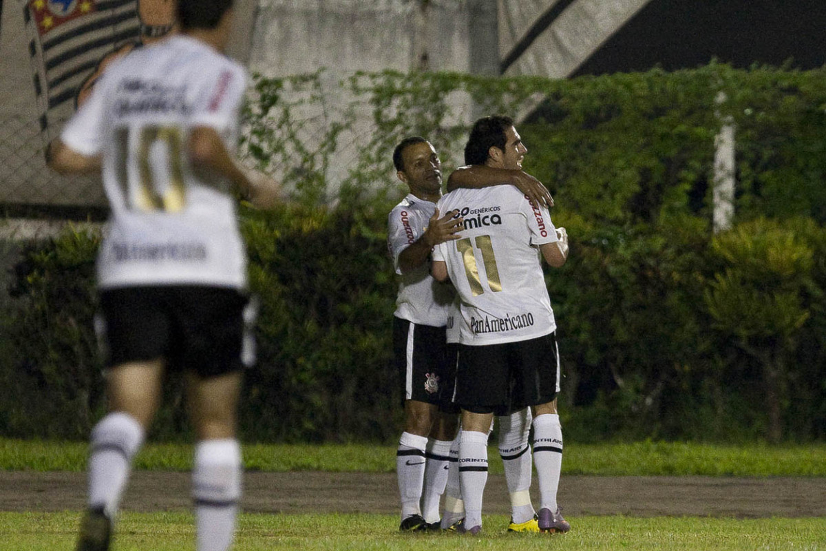 Jogadores comemoram gol de Jorge Henrique durante partida entre Corinthians x Iraty/PR, torneio amistoso, realizada esta noite no estdio do Caf, em Londrina/Parana
