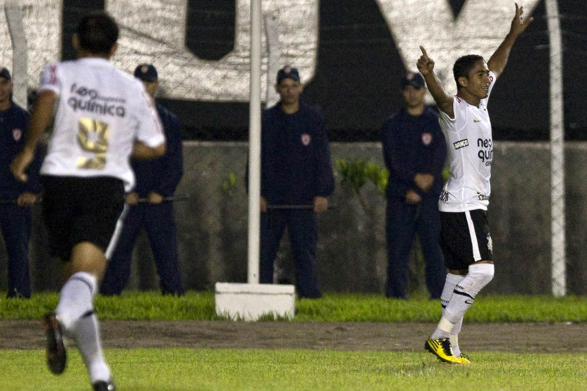 Jorge Henrique comemora seu gol durante partida entre Corinthians x Iraty/PR, torneio amistoso, realizada esta noite no estdio do Caf, em Londrina/Parana