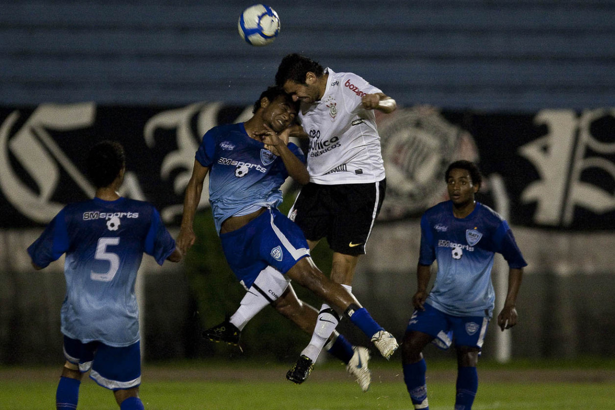 Rene e Leandro Castn durante partida entre Corinthians x Iraty/PR, torneio amistoso, realizada esta noite no estdio do Caf, em Londrina/Parana