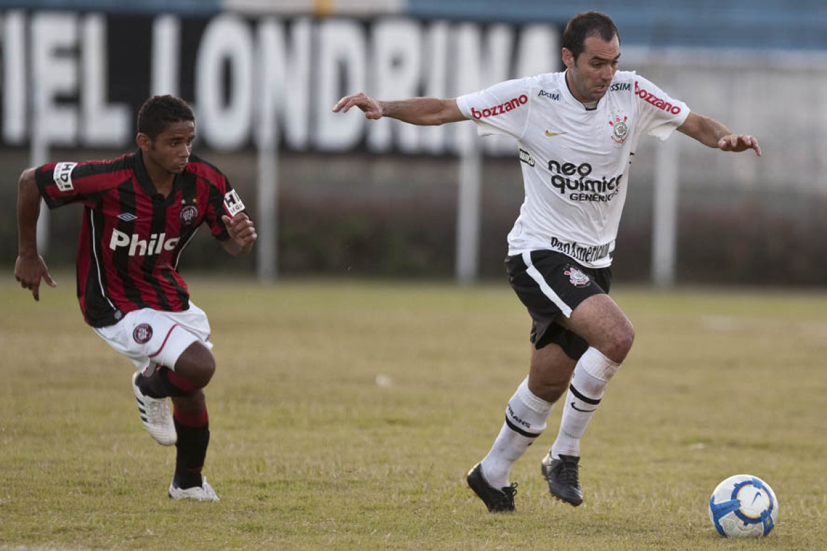 Thiago e Danilo durante partida entre Corinthians x Atltico-PR, vlida pela deciso da Taca cidade de Londrina, realizada esta tarde no estdio do Caf, em Londrina/Parana