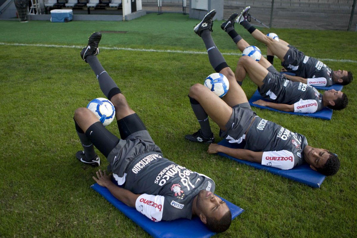 Jogadores fazendo alongamento durante o treino do ...