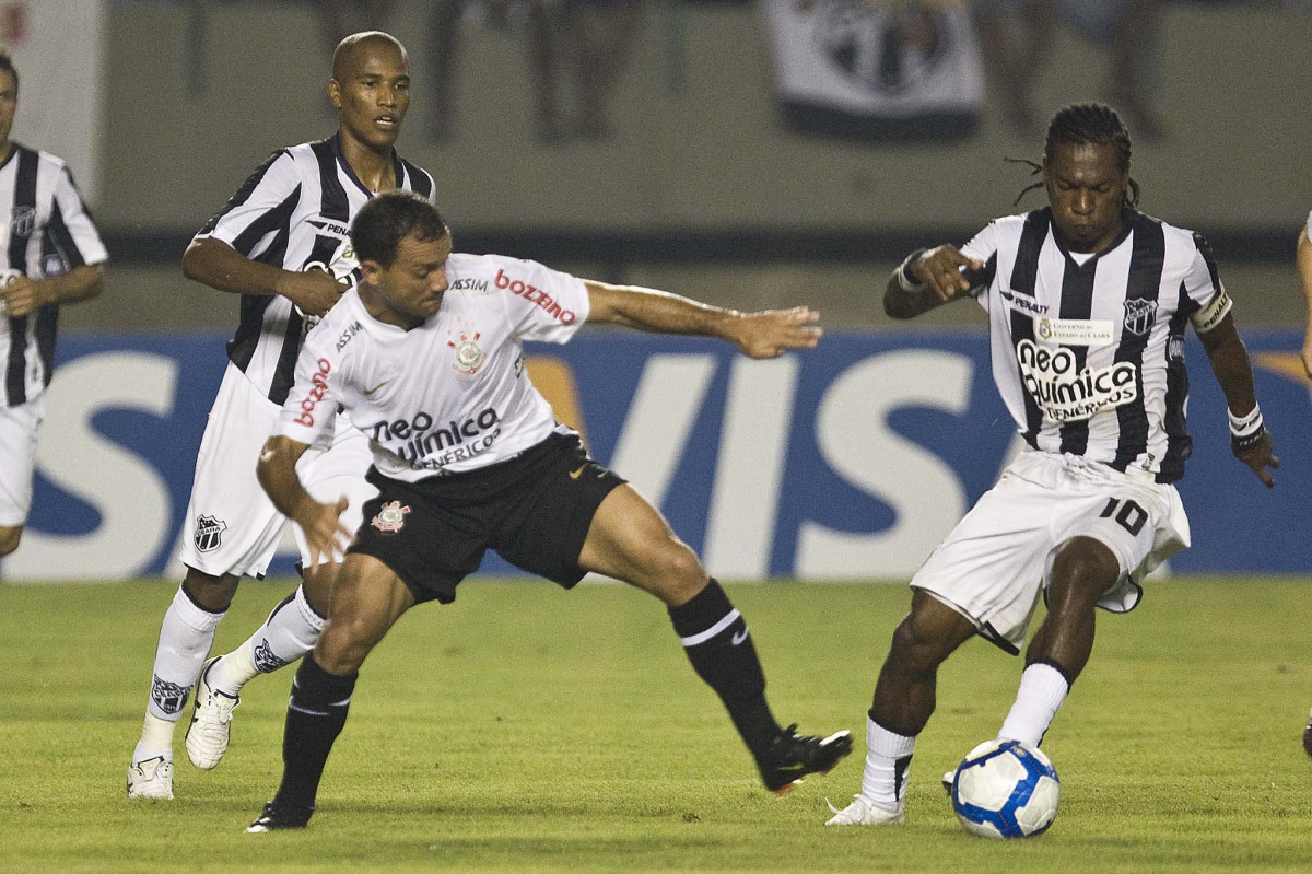 CEARA/CE X CORINTHIANS/SP - Iarley e Geraldo durante partida vlida pela 8 rodada do Campeonato Brasileiro de 2010, realizado esta noite no estdio Castelo, em Fortaleza
