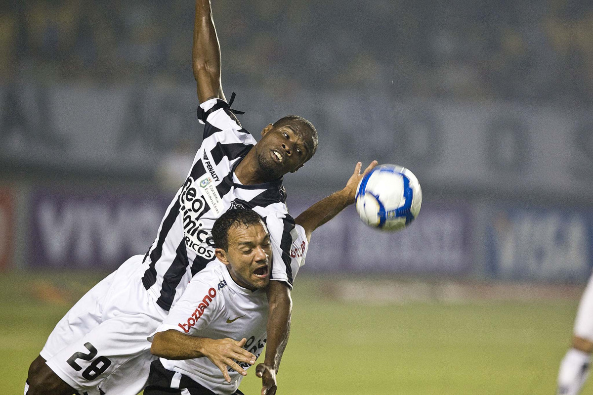 CEARA/CE X CORINTHIANS/SP - Joo Marcos e Iarley durante partida vlida pela 8 rodada do Campeonato Brasileiro de 2010, realizado esta noite no estdio Castelo, em Fortaleza