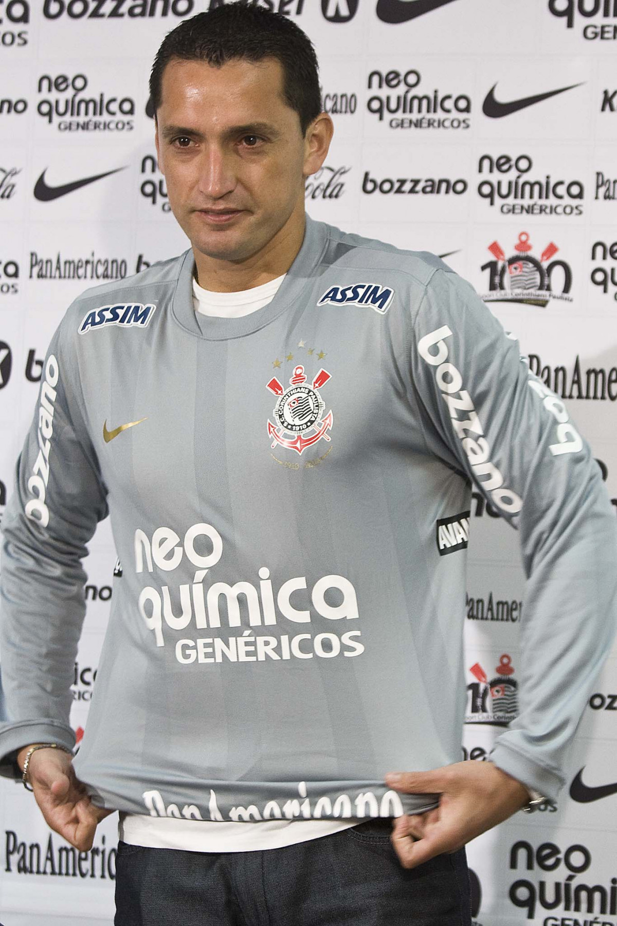 O goleiro paraguaio Aldo Bobadilha foi apresentado aps o treino do Corinthians realizado esta manh no Parque So Jorge; o prximo jogo do time ser domingo, dia 18/07, contra o Atltico-MG, no estdio do Pacaembu, pela 9 rodada do Brasileirao 2010
