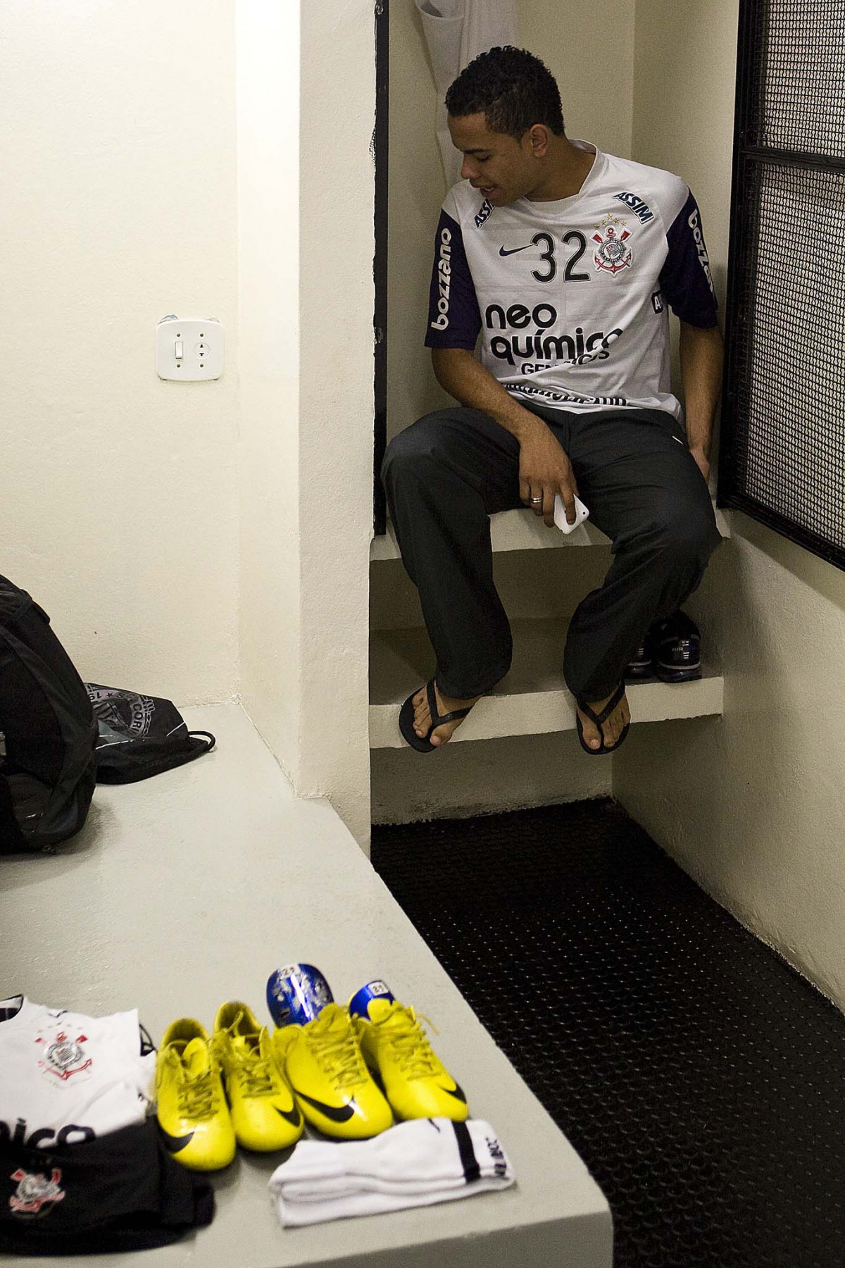 Dentinho nos vestirios antes da partida entre Corinthians x Atltico-MG, vlida pela 9 rodada do Campeonato Brasileiro de 2010, serie A, realizada esta tarde no estdio do Pacaembu