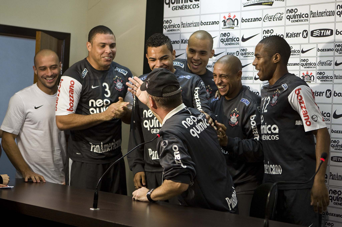 Alessandro, Ronaldo, Júlio Cesar, Dentinho, Roberto Carlos e Elias em entrevista do Corinthians em 2010