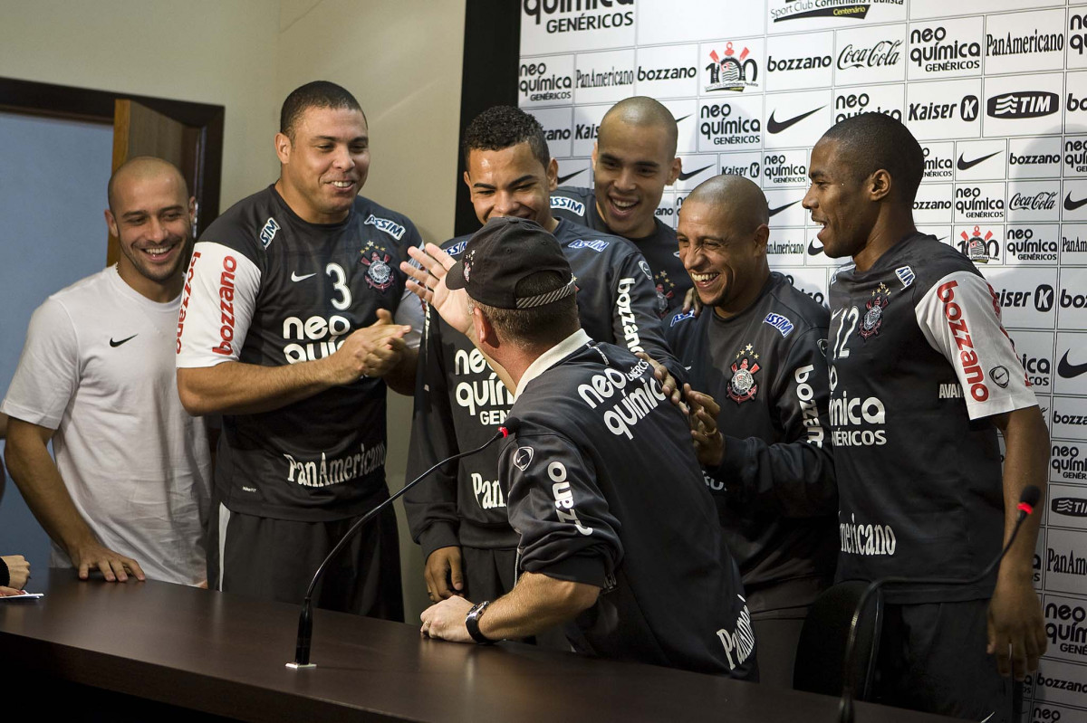 Alessandro; Ronaldo; Dentinho; Julio Cesar; Roberto Carlos e Elias brincam Mano Menezes que concede entrevista coletiva anunciando que aceita ser tcnico da Selecao Brasileira, aps o treino do Corinthians, realizado esta tarde no Parque So Jorge. O prximo jogo do time, ser amanh, domingo, dia 25/07, contra o Guarani/Campinas, no estdio do Pacaembu, pela 11a rodada do Brasileiro 2010